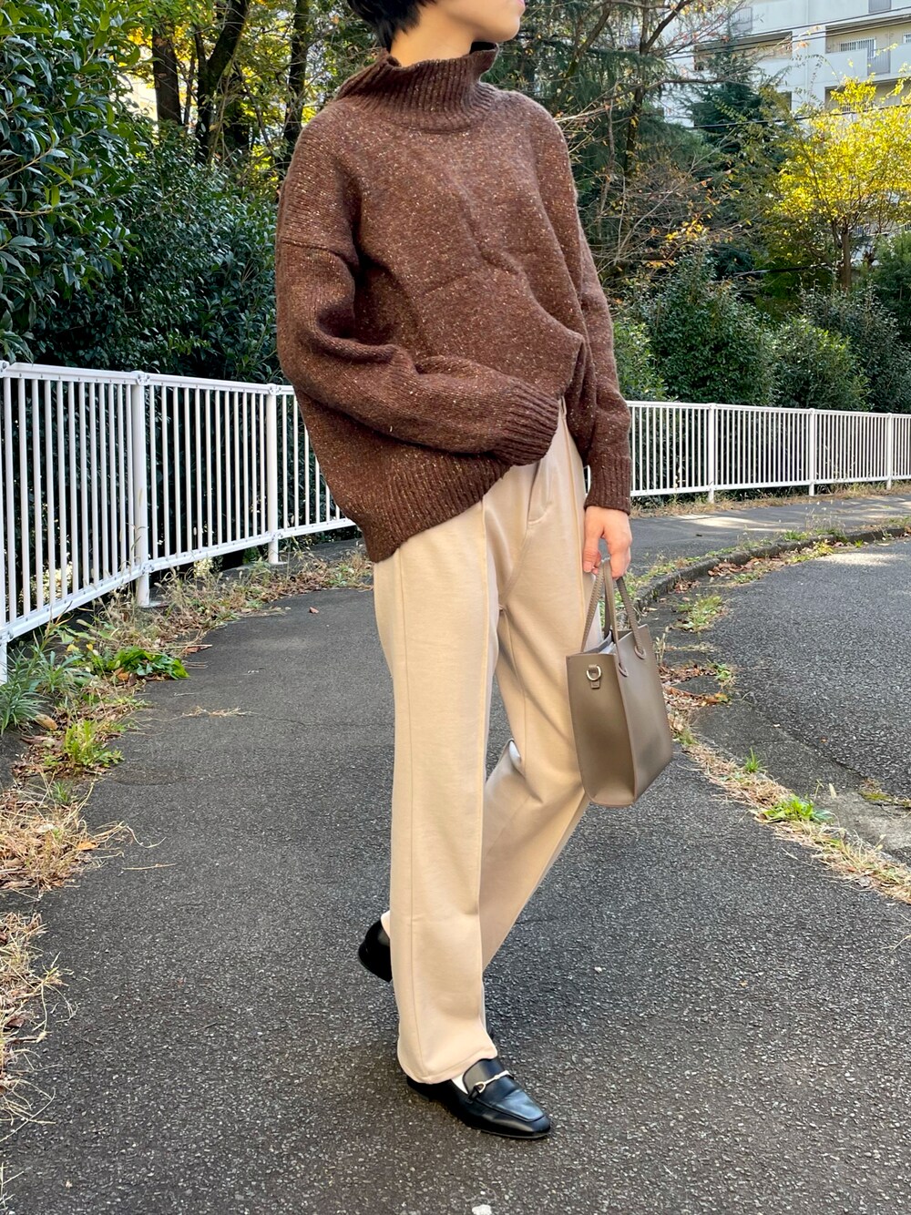 「秋のコーデ、休日スタイル、お洒落さんとつながりたい、ニット、ootd、高身長女子、ベージュ、カジュアルコーデ、ニット/セーター、スラックス、ブラウン、ローファー、シンプル」｜「LAKOLEのアイテム（ハンドバッグ、ベージュ系）」を使った、shionさん（レディース・164cm）の秋コーディネートの1枚目の写真