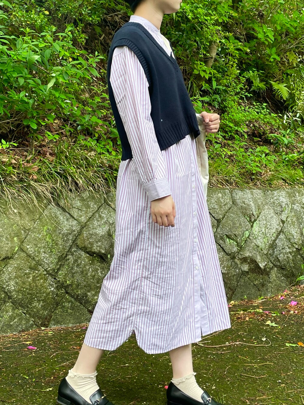 「シャツスタイル、キレイめ、ワンピース、シャツワンピ、ベスト、ローファー、ootd、大人カジュアル、ピンクコーデ、オトナ女子、今日のコーデ、はるコーデ」｜「JOURNAL STANDARD relumeのアイテム（ベスト、その他）」を使った、shionさん（レディース・164cm）の春コーディネートの1枚目の写真