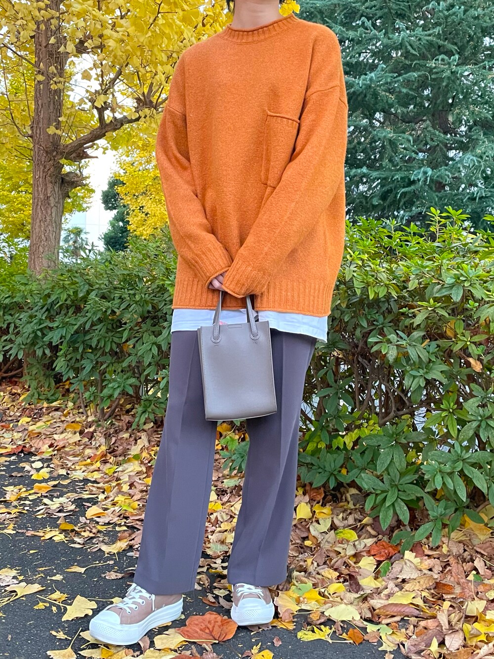 「スニーカー、ニット、ハンドバッグ、スラックス、ショートブーツ、冬コーデ、レイヤードスタイル、オレンジ、大人カジュアル、ootd、チャコールグレー、お洒落さんとつながりたい、未来のWEARISTAプロジェクト」｜「FREAK'S STOREのアイテム（ニット/セーター、オレンジ系）」を使った、shionさん（レディース・164cm）の冬コーディネートの1枚目の写真