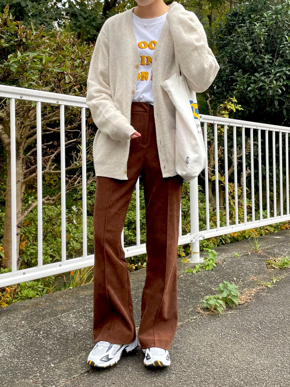 「カーディガン、スニーカー、トートバッグ、カジュアル、ベージュ、スラックス、ロンT、大人カジュアル、ブラウン、ラフ、パンツスタイル、リラックススタイル、ootd、秋コーデ、おしゃれさんと繋がりたい」｜「UNIQLOのアイテム（カーディガン/ボレロ、ベージュ系）」を使った、shionさん（レディース・164cm）の秋コーディネートの1枚目の写真
