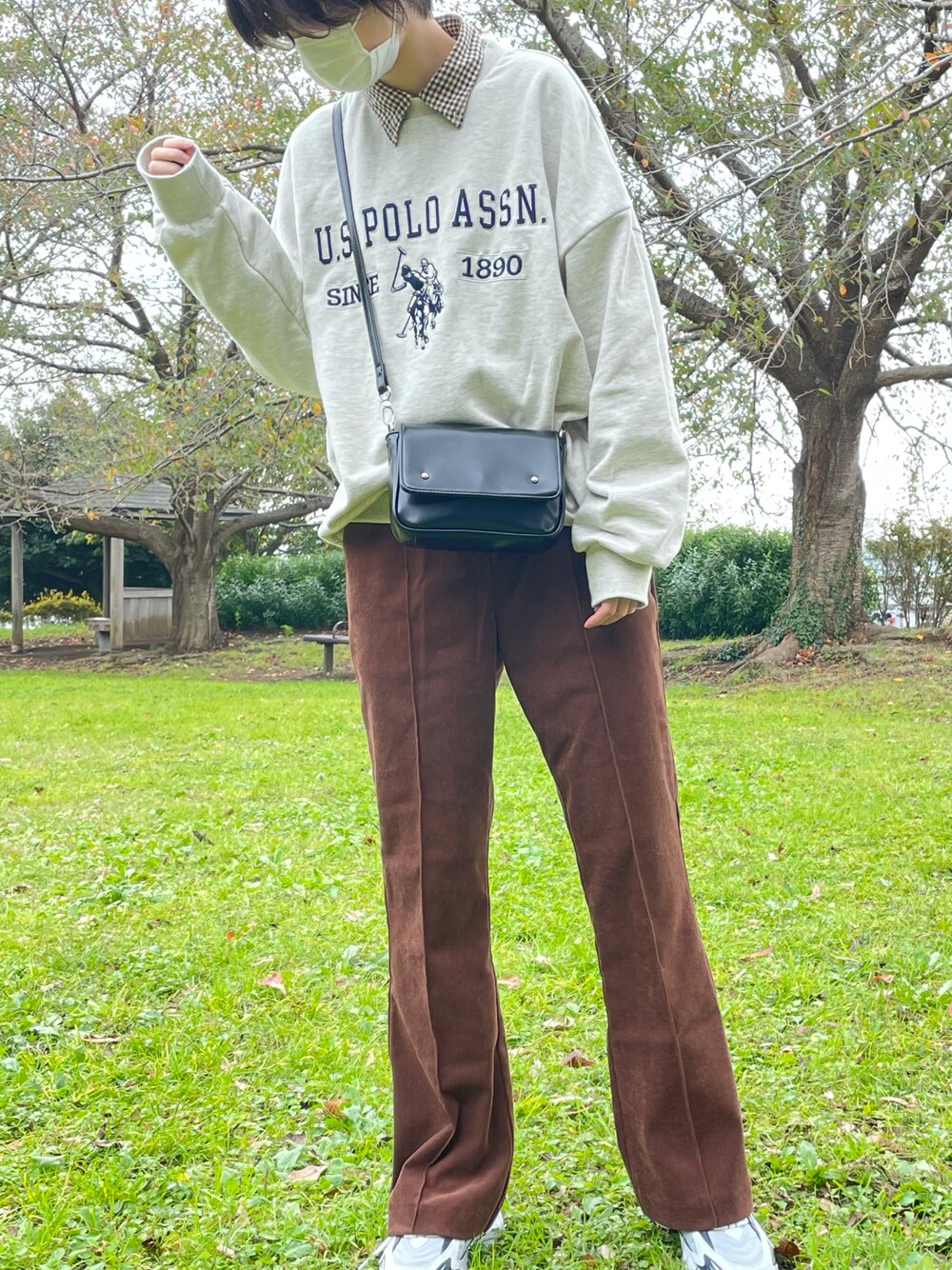 「秋冬コーデ、秋コーデ、パンツスタイル、トレーナー、古着、古着MIX、休日コーデ、ootd、おしゃれさんと繋がりたい、スラックス、スニーカー、チエックシャツ」｜「古着のアイテム（シャツ/ブラウス、ブラウン系）」を使った、shionさん（レディース・164cm）の秋コーディネートの1枚目の写真