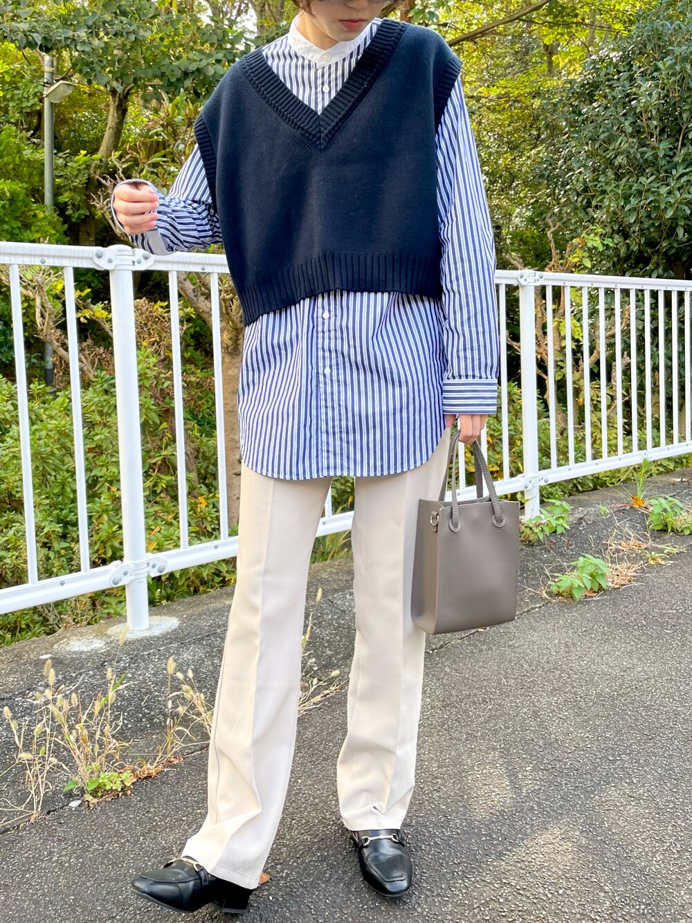 「ローファー、スラックス、ベスト、大人カジュアル、ユニクロ、きれいめカジュアル、パンツスタイル、ootd、シャツスタイル、カジュアルコーデ、ベスト×シャツ、お洒落さんとつながりたい」｜「JOURNAL STANDARD relumeのVネッククロップドニットベスト（ベスト、ブルー系）」を使った、shionさん（レディース・164cm）の秋コーディネートの1枚目の写真