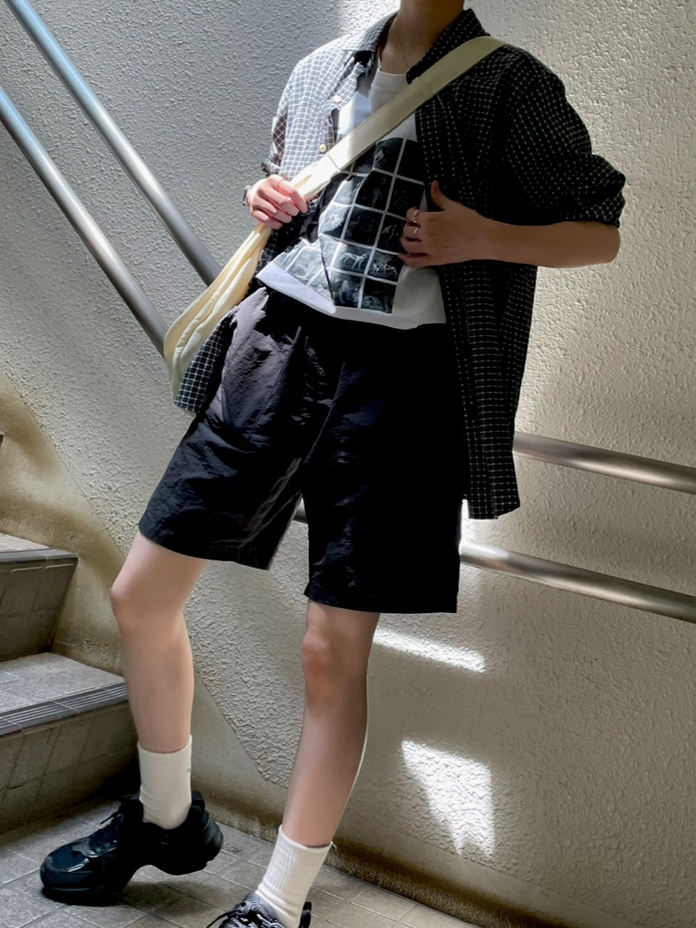 「ブラックコーデ、ブラック、モノクロ、チェックシャツ、チェック、ショートパンツ、ootd、ユニクロ、夏コーデ、プチプラ、プチプラコーデ」｜「nattoのアイテム（その他パンツ、ブラック系）」を使った、shionさん（レディース・164cm）の秋コーディネートの1枚目の写真