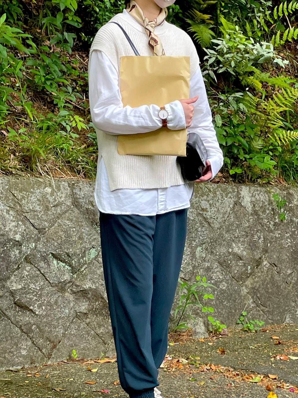 「おしゃれさんと繋がりたい、ootd、大人コーデ、プチプラコーデ、カラーコーデ、今日のコーデ、スニーカー、ゆるコーデ、シンプル、ユニクロ、ベスト、シャツスタイル、シャツ、スカーフ、春コーデ」｜「UNIQLOのアイテム（その他パンツ、グリーン系）」を使った、shionさん（レディース・164cm）の春コーディネートの1枚目の写真