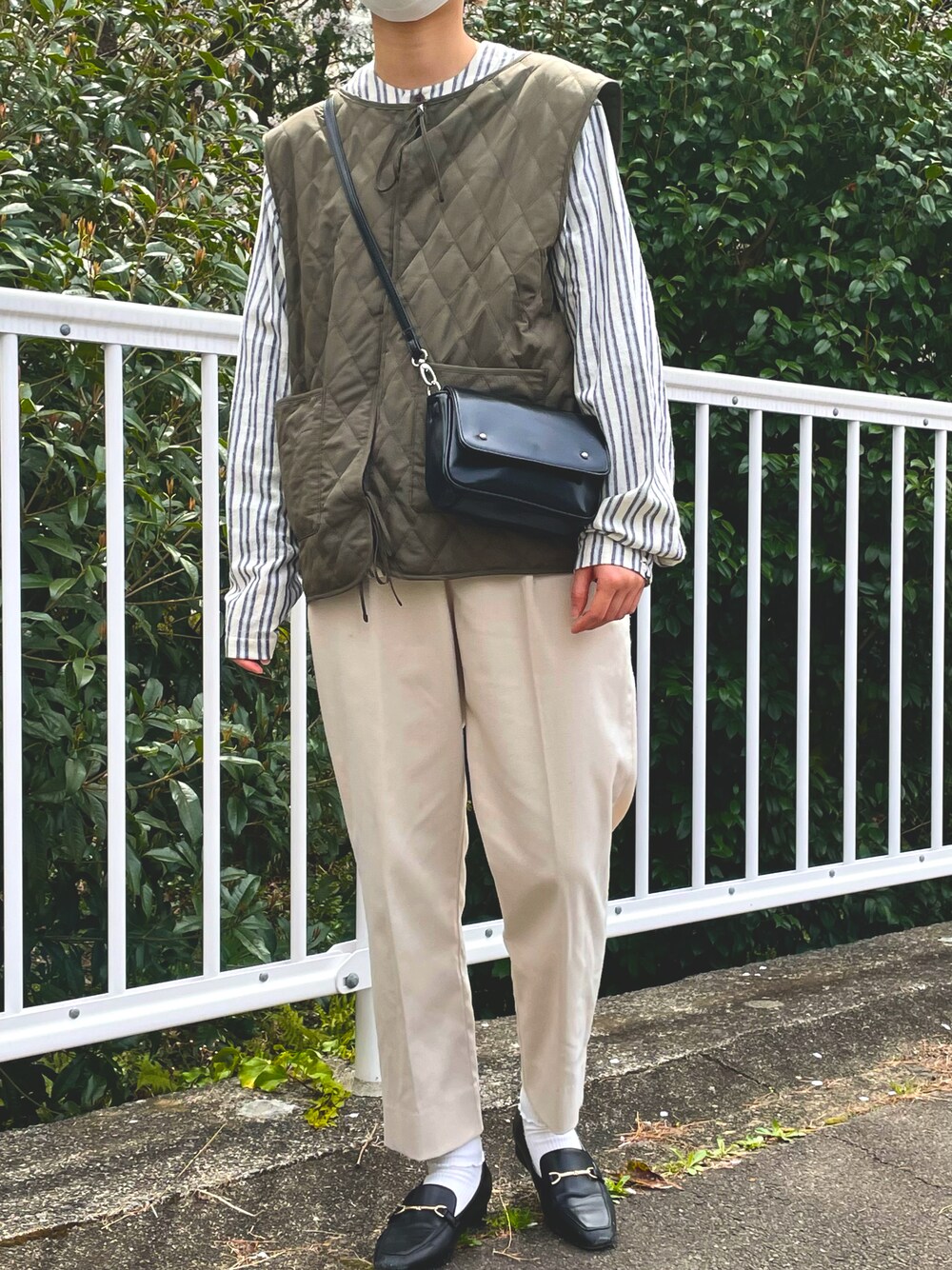 「春、オトナ女子、シンプル、大人カジュアル、パンツコーデ、ローファー、ootd、おしゃれさんと繋がりたい、ホワイトパンツ、ベスト、シャツスタイル、シャツ、ストライプ、カーキ」｜「niko and...のアイテム（その他パンツ、ホワイト系）」を使った、shionさん（レディース・164cm）の春コーディネートの1枚目の写真
