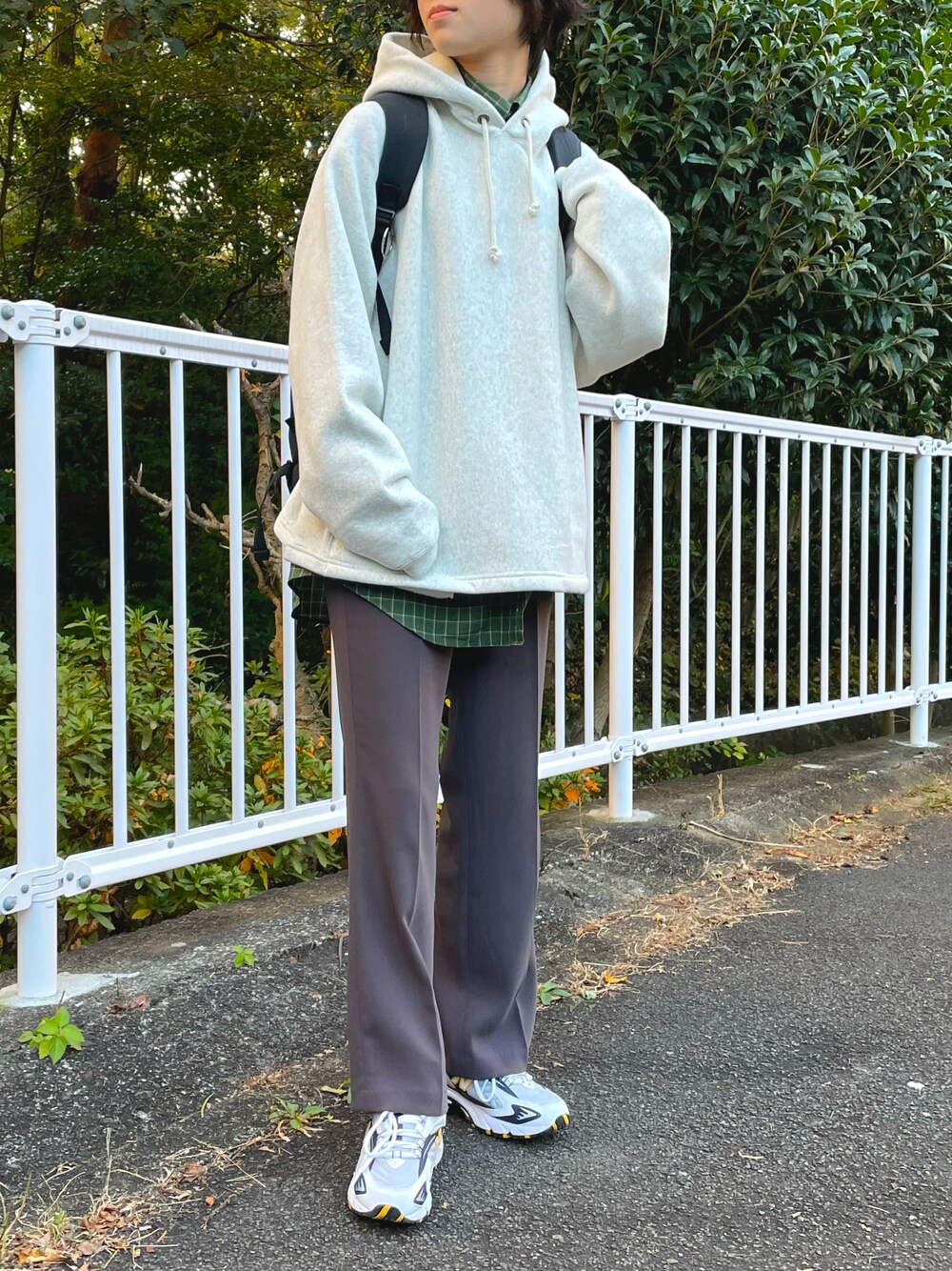 「チェック、スニーカー、カジュアル、シンプル、チェックシャツ、グレー、パーカー、スラックス、大人カジュアル、休日スタイル、パンツスタイル、ootd、チャコールグレー、秋コーデ、おしゃれさんと繋がりたい」｜「古着のアイテム（シャツ/ブラウス、グリーン系）」を使った、shionさん（レディース・164cm）の秋コーディネートの1枚目の写真