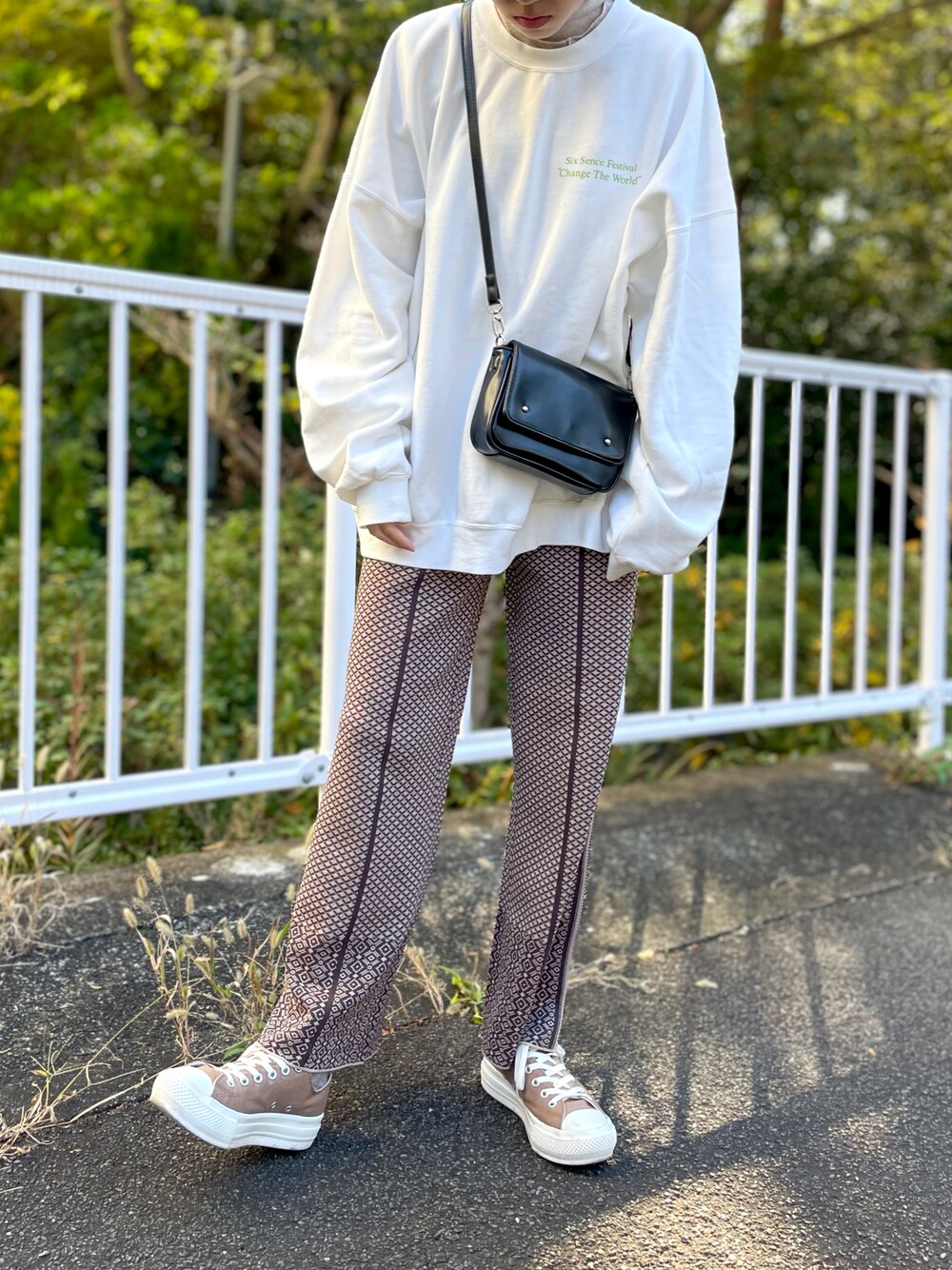 「スウェット、スニーカー、ショルダーバッグ、秋のコーデ、スラックス、トレーナー、ブラウン、キレイめ、パンツスタイル、ootd、ゆったりコーデ、オトナカジュアル、秋冬コーデ、お洒落さんとつながりたい、おしゃれさんと繋がりたい」｜「SENSE OF PLACE by URBAN RESEARCHのアイテム（スラックス、ブラウン系）」を使った、shionさん（レディース・164cm）の秋コーディネートの1枚目の写真