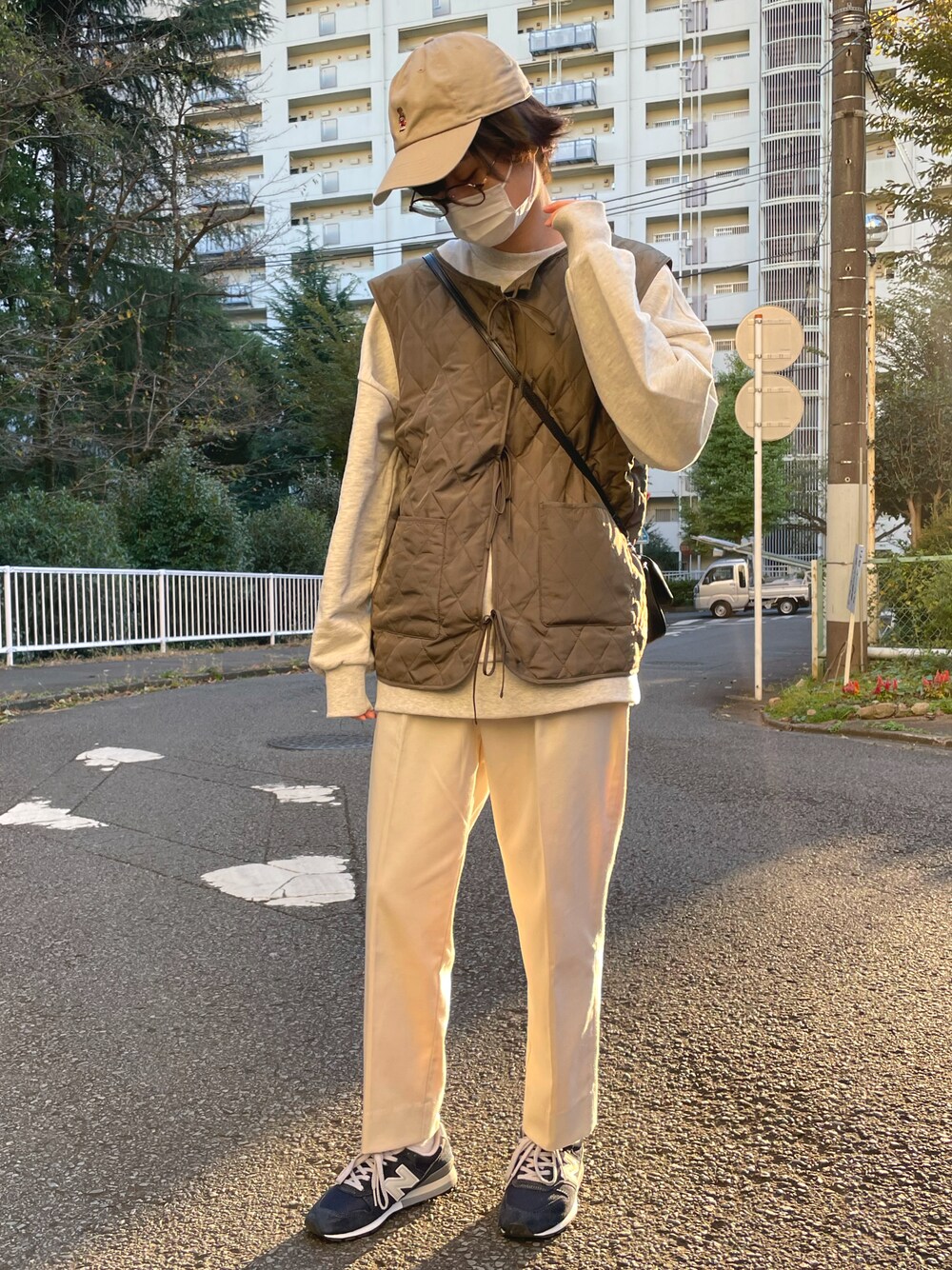 「スウェット、カジュアル、キャップ、ニューバランス、秋のコーデ、ベスト、ホワイトパンツ、ootd、シンプルコーデ、カジュアルコーデ、メガネ女子、ショートヘア、今日のコーデ、秋コーデ、おしゃれさんと繋がりたい」｜「NEW BALANCEのアイテム（スニーカー、ブルー系）」を使った、shionさん（レディース・164cm）の秋コーディネートの1枚目の写真
