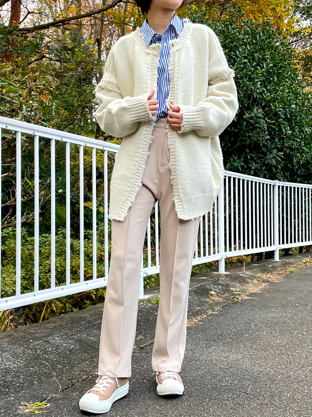 「大人カジュアル、休日スタイル、パンツスタイル、今日のコーデ、ホワイト、スラックス、ストライプ、ootd、ビックシルエット、セーター、シャツスタイル、スニーカー、冬コーデ」｜「niko and...のアイテム（シャツ/ブラウス、ブルー系）」を使った、shionさん（レディース・164cm）の冬コーディネートの1枚目の写真