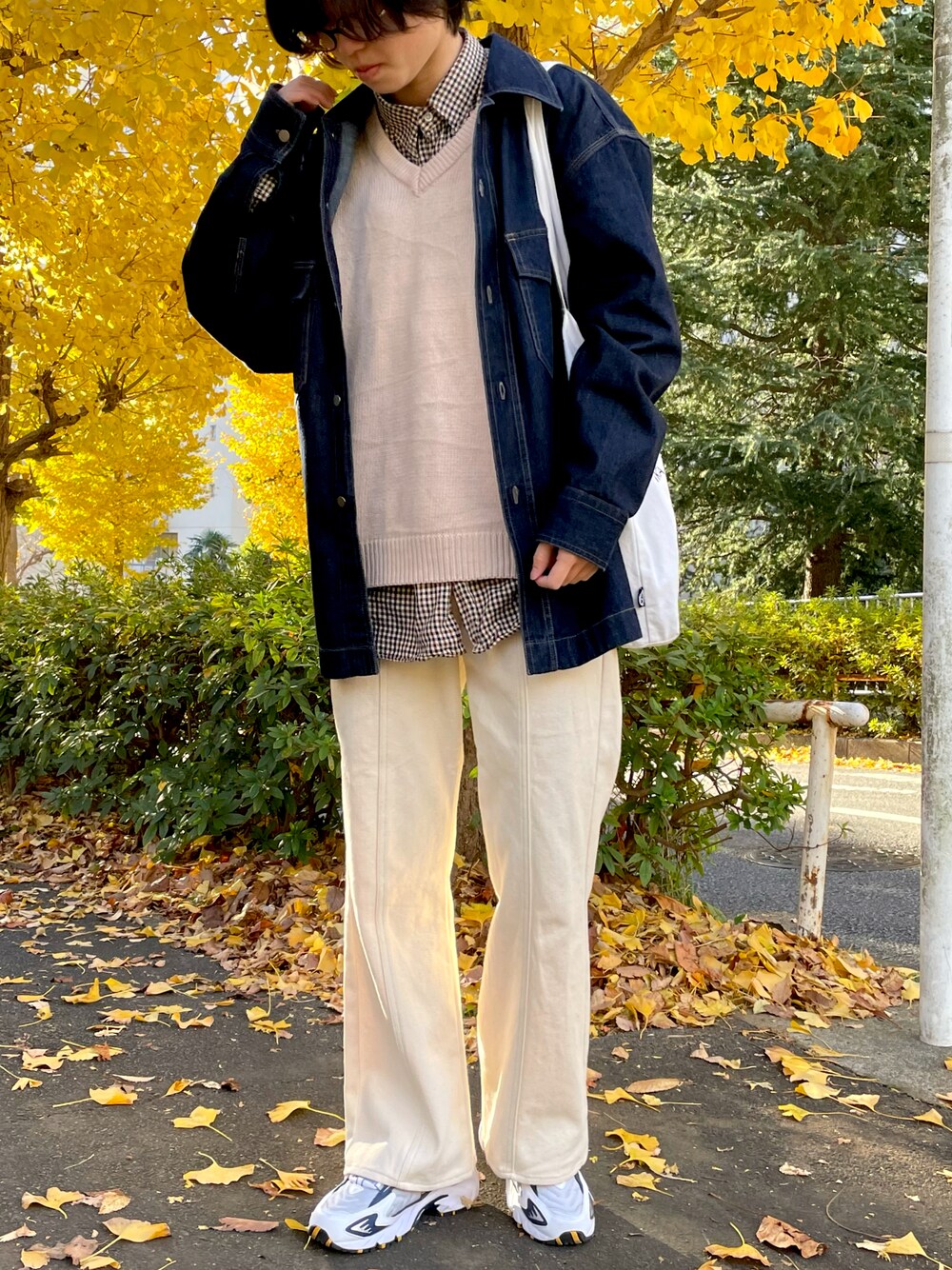 「古着、チェック、スニーカー、トートバッグ、デニムジャケット、ベスト、休日スタイル、ブラウン、メンズライク、古着MIX、ホワイトパンツ、ootd、冬のコーデ、おしゃれさんと繋がりたい、未来のWEARISTAプロジェクト」｜「UNIQLOのアイテム（デニムジャケット、ブルー系）」を使った、shionさん（レディース・164cm）の冬コーディネートの1枚目の写真