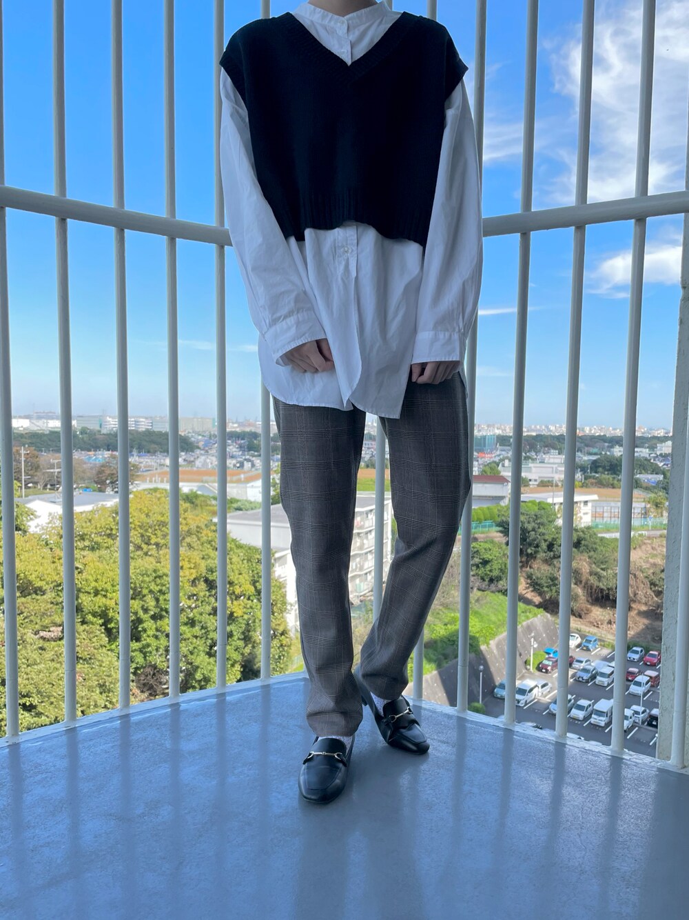 「カジュアル、ローファー、スラックス、メンズライク、ootd、シャツスタイル、パンツコーデ、メガネ女子、秋コーデ、おしゃれさんと繋がりたい、レイヤードスタイル、秋冬コーデ、ベスト、シャツ、きれいめカジュアル」｜「JOURNAL STANDARD relumeのアイテム（スラックス、ブラウン系）」を使った、shionさん（レディース・164cm）の秋コーディネートの1枚目の写真