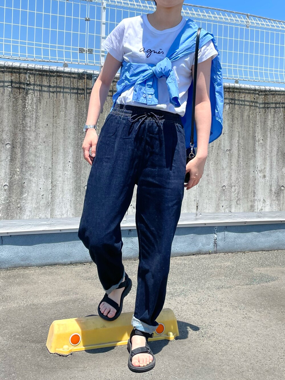 「大人カジュアル、お洒落さんとつながりたい、ootd、着回しコーデ、休日コーデ、高身長女子、春コーデ、シャツスタイル、デニム、ブルー、スニーカー、ラクチンコーデ」｜「FREAK'S STOREのアイテム（デニムパンツ、ブルー系）」を使った、shionさん（レディース・164cm）の春コーディネートの1枚目の写真