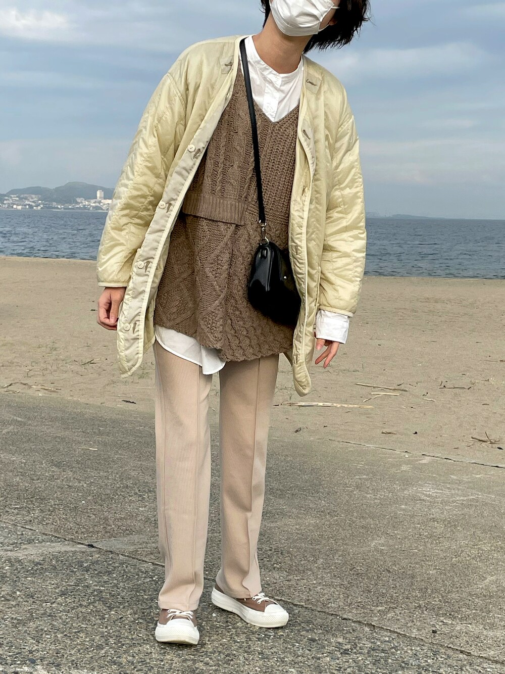 「スニーカー、アウター、秋のコーデ、スラックス、海、ニットベスト、ootd、ニコアンド、シャツスタイル、メガネ女子、お洒落さんとつながりたい」｜「niko and...の【小松菜奈さん着用アイテム】ラム混パッチワークベスト（ベスト、ブラウン系）」を使った、shionさん（レディース・164cm）の秋コーディネートの1枚目の写真