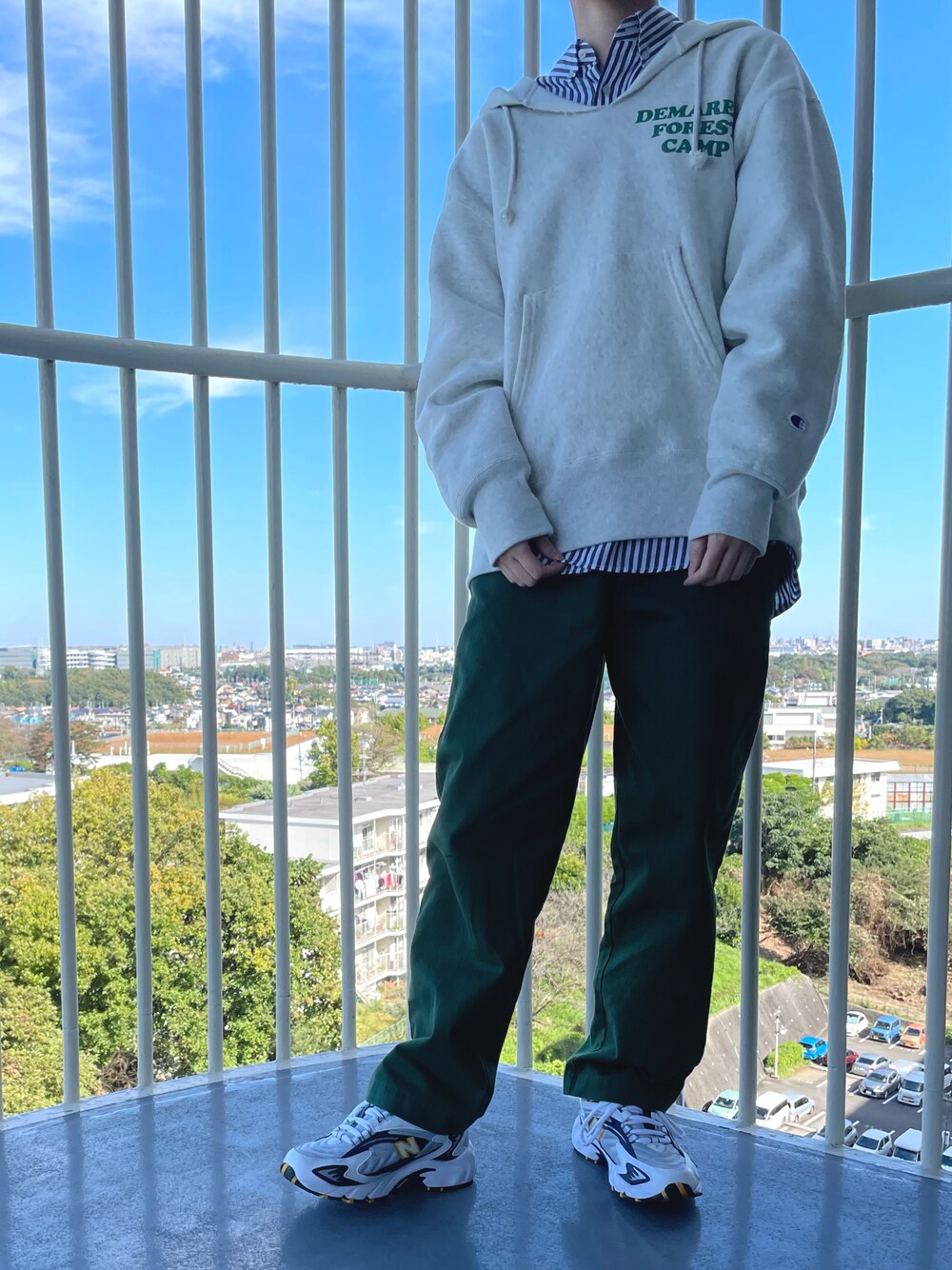 「カジュアル、重ね着、カラーパンツ、チノパン、パーカー、ニューバランス、スエット、オーバーサイズ、メンズライク、ootd、シャツスタイル、ゆるコーデ、おしゃれさんと繋がりたい、秋トレンド2021、スウェット」｜「JOURNAL STANDARD relumeのアイテム（チノパンツ、グリーン系）」を使った、shionさん（レディース・164cm）の秋コーディネートの1枚目の写真