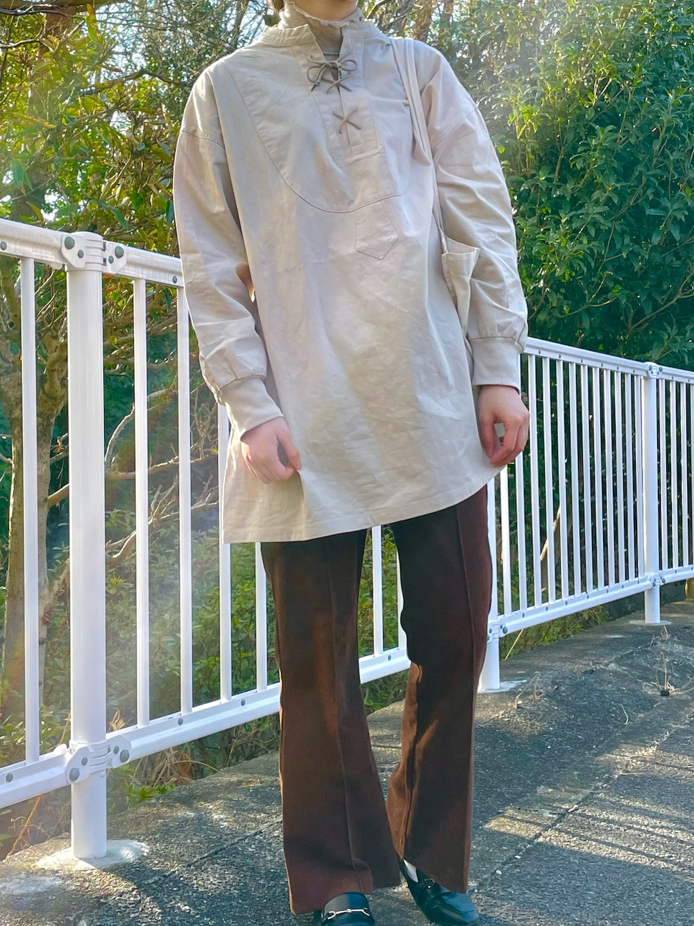 「オトナカジュアル、休日スタイル、大人コーデ、ベージュ、カラーパンツ、スラックス、ootd、おしゃれさんと繋がりたい、ブラウン、淡色コーデ、今日のコーデ、パンツスタイル、ブラウス、重ね着」｜「khakitoのアイテム（シャツ/ブラウス、ベージュ系）」を使った、shionさん（レディース・164cm）の春コーディネートの1枚目の写真