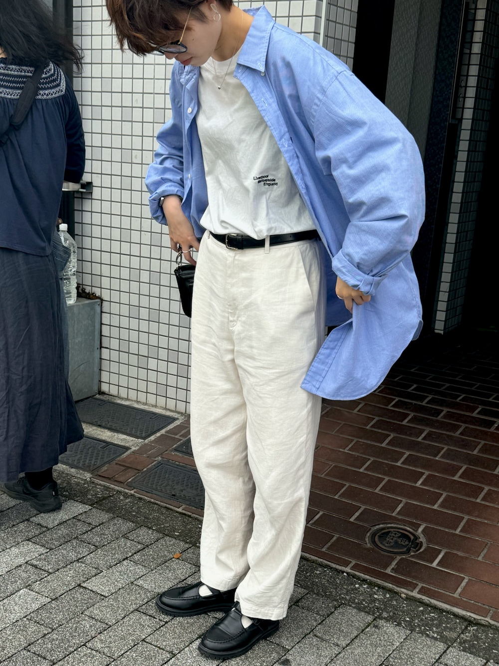 「ootd、シャツスタイル、シャツ、古着MIX、古着、ホワイトパンツ、ローファー、ベルト、めがね、メガネ女子、ブルー、ブラック、ホワイト、秋コーデ、春コーデ」｜「JOURNAL STANDARD relumeのアイテム（パンツ、ホワイト系）」を使った、shionさん（レディース・164cm）の秋コーディネートの1枚目の写真