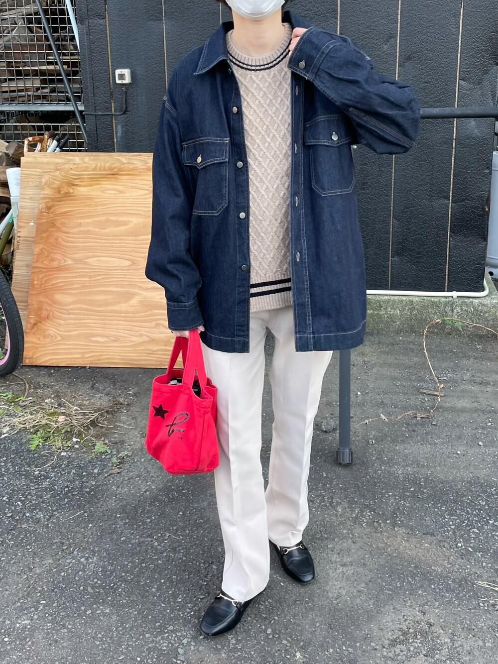 「シンプル、デニムジャケット、ローファー、スラックス、ベスト、ユニクロ、メンズライク、ootd、秋服、カジュアルコーデ、今日のコーデ、おしゃれさんと繋がりたい」｜「UNIQLOのアイテム（デニムジャケット、ブルー系）」を使った、shionさん（レディース・164cm）の秋コーディネートの1枚目の写真
