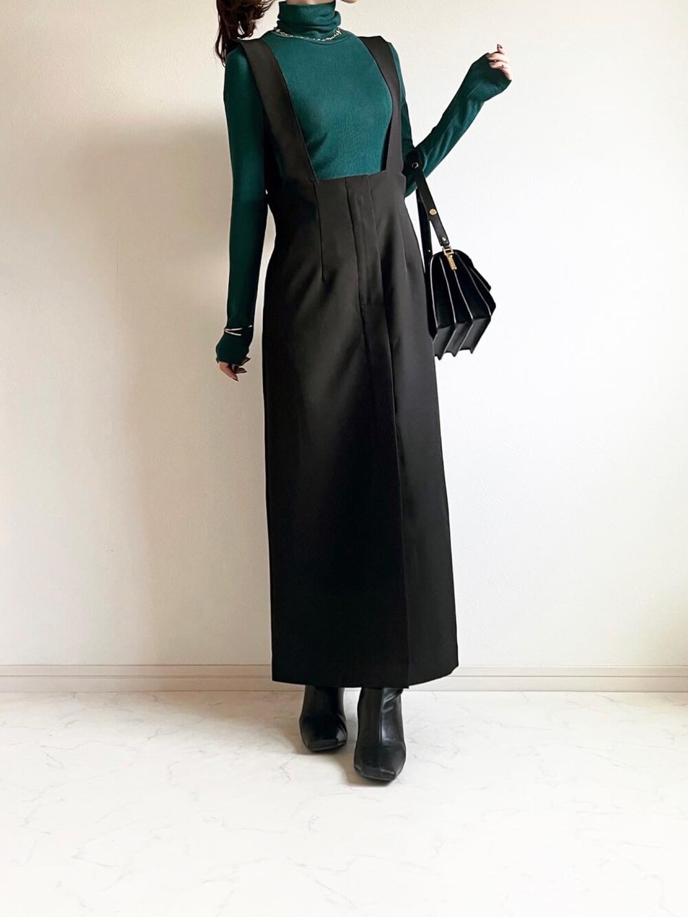 「オトナカワイイ、ジャンスカ、きれいめカジュアル、UNIQLOコーデ、骨格ウェーブ、低身長女子、ジャンパースカート、ブーツスタイル、MARNI、マルニ、Mila Owen、通勤コーデ、オフィスカジュアル」｜「CLEARIMPRESSION の【長さ調整可能】ダブルクロスジャンスカ（ジャンパースカート、ブラック系）」を使った、yonnieさん（レディース・154cm）の秋コーディネートの1枚目の写真