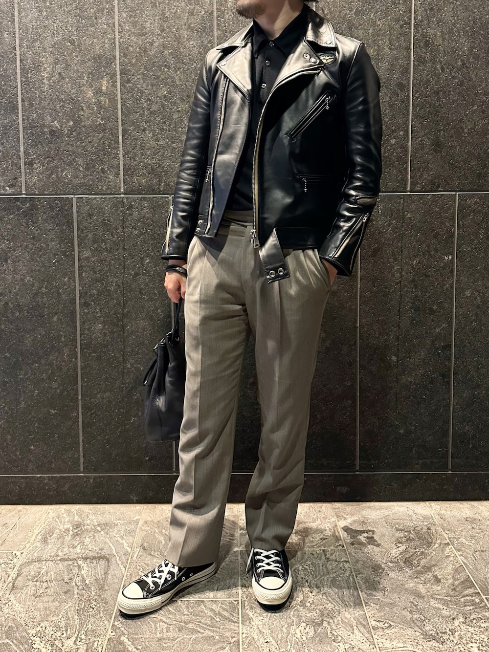「革ジャン、ライダース、ライダースジャケット、スラックス、ニットポロ、オールスター、大人カジュアル、春コーデ、巾着バッグ」｜「Lewis Leathersのアイテム（ライダースジャケット、ブラック系）」を使った、ふーがさん（メンズ・172cm）の春コーディネートの1枚目の写真