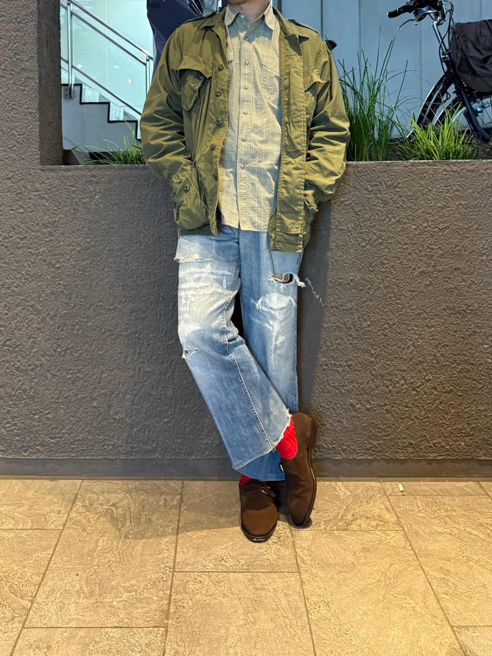 ブルー系のデニムパンツ、ブラウン系のドレスシューズを着用したメンズの秋コーディネートの1枚目の写真