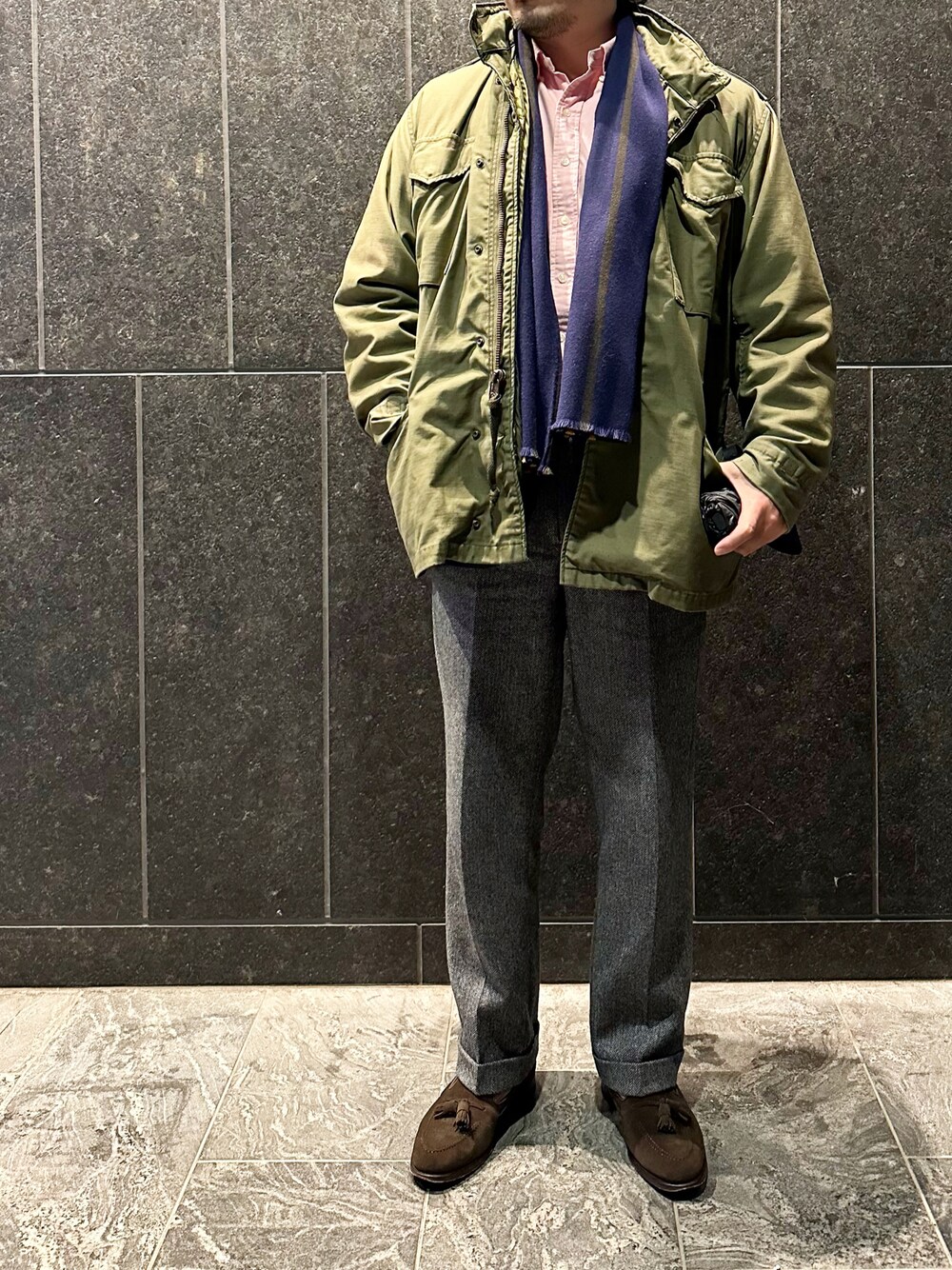 「冬コーデ、大人カジュアル、ジャケット、ブレザー、マフラー、スラックス、スエードシューズ、ローファー、タッセルローファー、シャツ、古着MIX、古着コーデ」｜「usarmyのアイテム（ミリタリージャケット、グリーン系）」を使った、ふーがさん（メンズ・172cm）の冬コーディネートの1枚目の写真