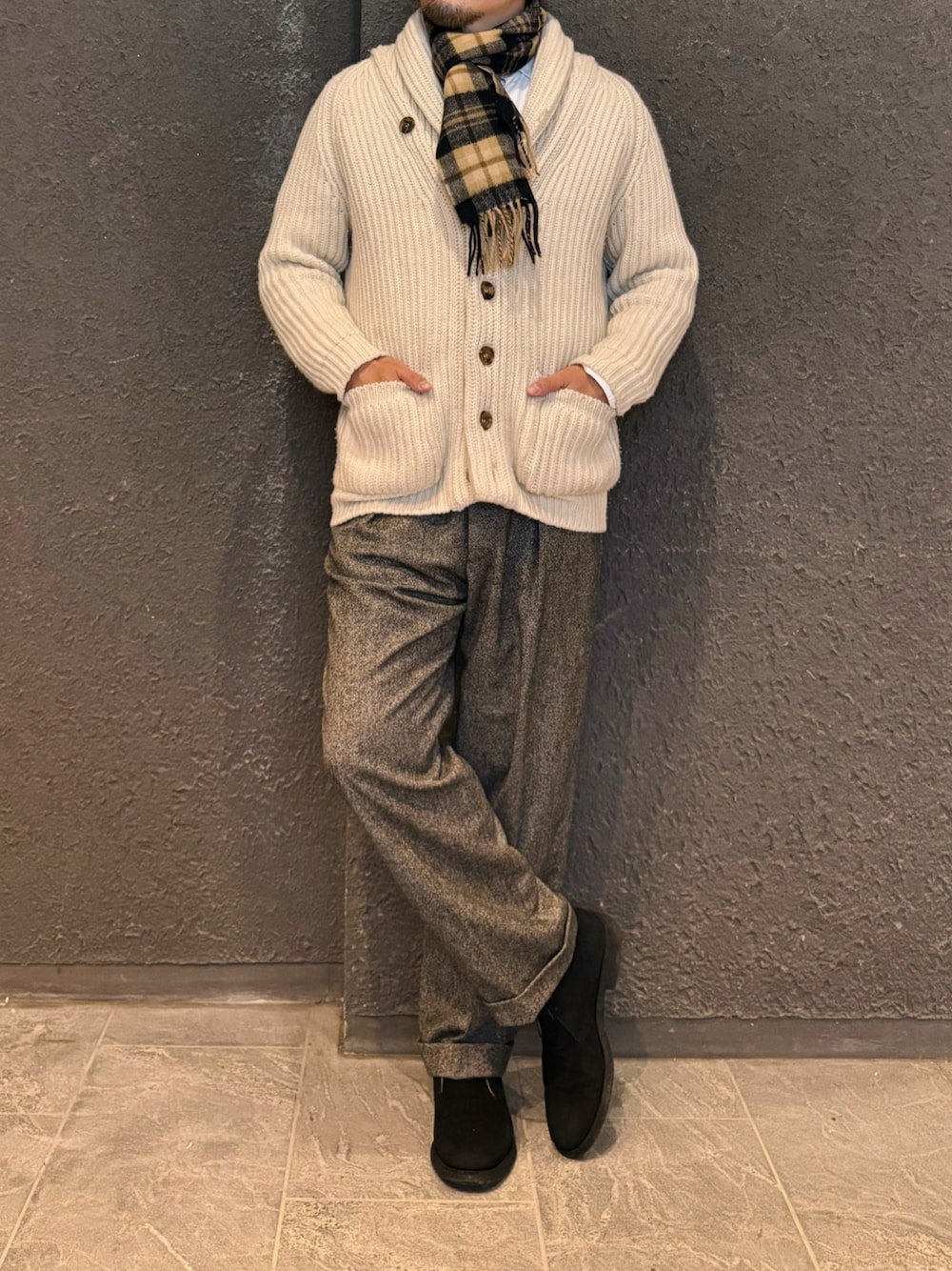 「大人カジュアル、ショールカラー、カーディガン、ニット、ウールパンツ、デザートブーツ、スエードブーツ」｜「colhaysのアイテム（カーディガン/ボレロ、ホワイト系）」を使った、ふーがさん（メンズ・172cm）の冬コーディネートの1枚目の写真