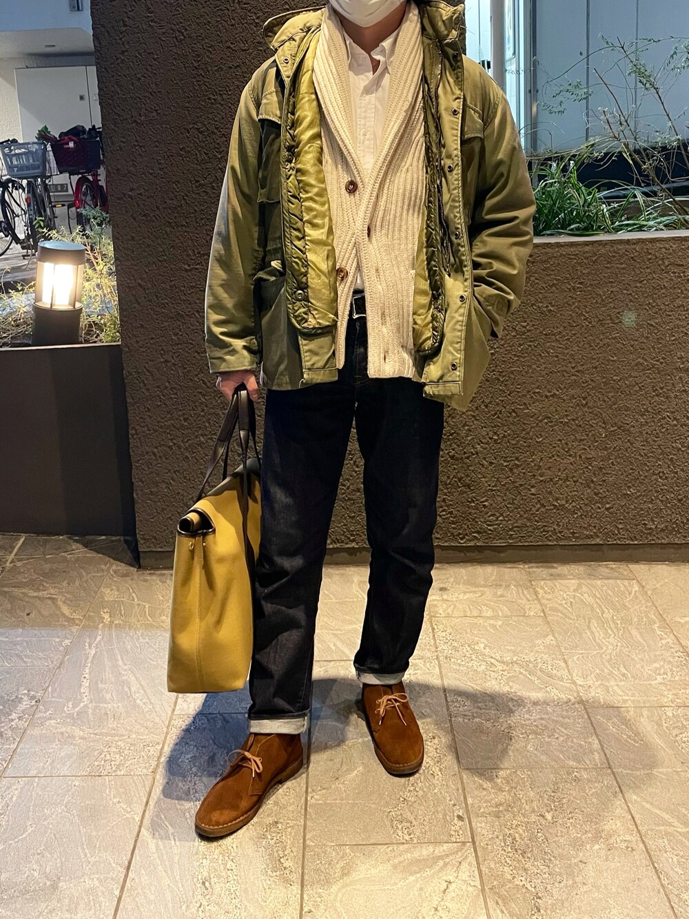 「ミリタリージャケット、M65、古着、ショールカラー、白シャツ、デザートブーツ、クラークス、古着MIX、リジットデニム、カーディガン」｜「usarmyのアイテム（モッズコート、グリーン系）」を使った、ふーがさん（メンズ・172cm）の冬コーディネートの1枚目の写真