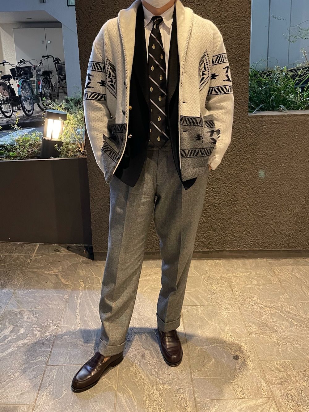 「カーディガン、ショールカラー、ネクタイ、ジャケットスタイル、ローファー、スラックス、ウールパンツ、ブレザー」｜「Vandoriのアイテム（カーディガン/ボレロ、ホワイト系）」を使った、ふーがさん（メンズ・172cm）の秋コーディネートの1枚目の写真