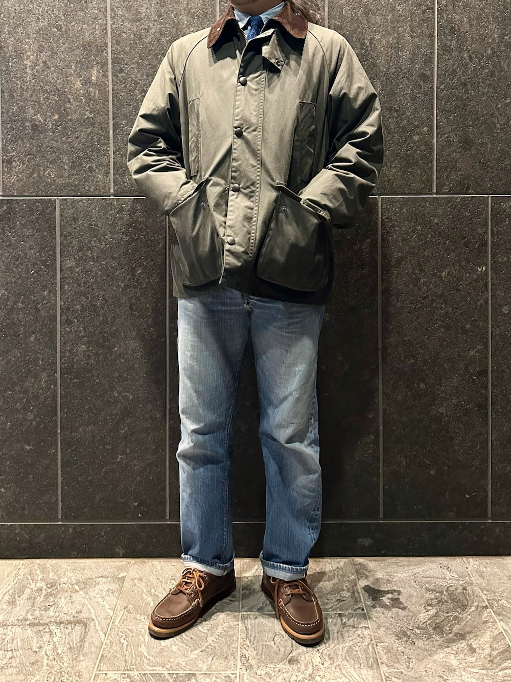 「バブアー、バブアービデイル、シャツ、ニットタイ、デニムパンツ、501BIGE、モカシン、古着MIX、古着コーデ、大人カジュアル、今日のコーデ」｜「Barbourのアイテム（ブルゾン、グリーン系）」を使った、ふーがさん（メンズ・172cm）の春コーディネートの1枚目の写真