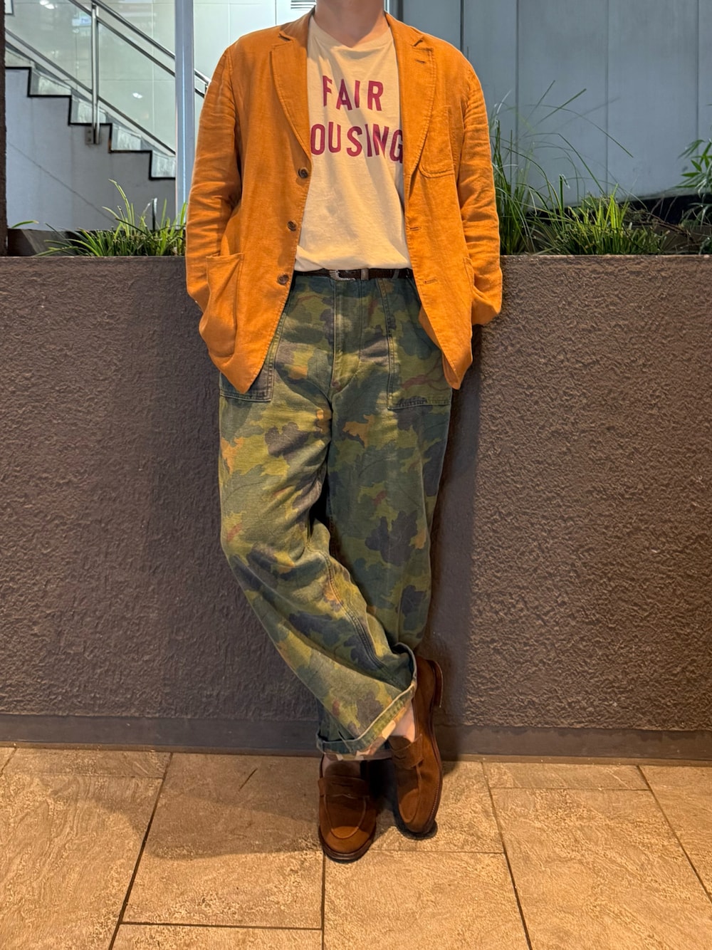 ブラウン系のローファー、グリーン系のその他パンツを着用したメンズの秋コーディネートの1枚目の写真