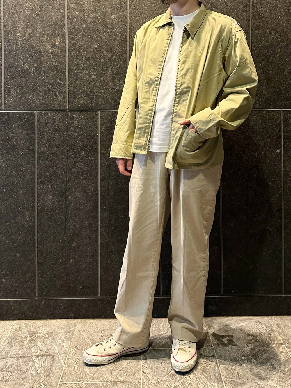 「大人カジュアル、メンズファッション、古着MIX、古着コーデ、チノパン、オールスター、白Tシャツ、ベージュ」｜「Willis&Geigerのアイテム（ブルゾン、ベージュ系）」を使った、ふーがさん（メンズ・172cm）の夏コーディネートの1枚目の写真