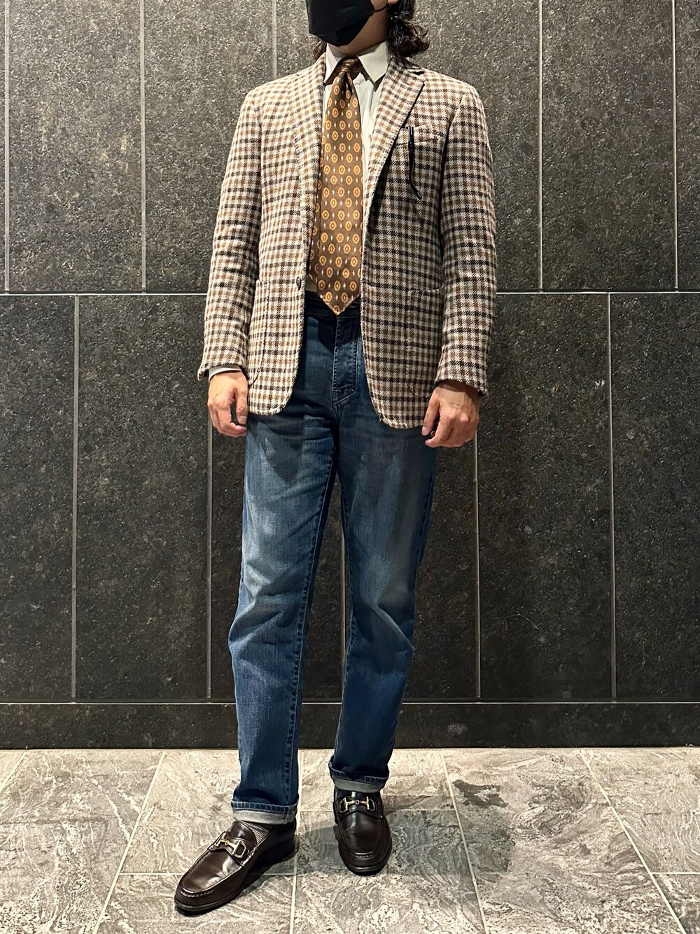 「ジャケット、大人カジュアル、秋のコーデ、ガンクラブチェック、デニムパンツ、革靴、ビットローファー、ローファー、大人コーデ」｜「Stile Latinoのアイテム（テーラードジャケット、ブラウン系）」を使った、ふーがさん（メンズ・172cm）の秋コーディネートの1枚目の写真