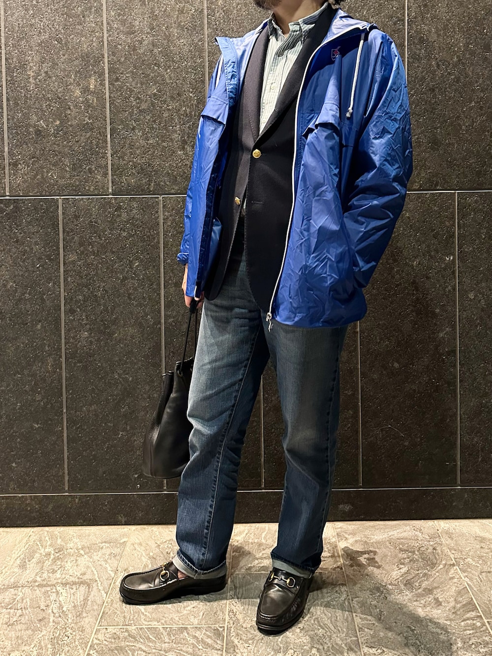 「春コーデ、雨の日コーデ、大人カジュアル、ブレザー、ネイビーブレザー、ジャケット、デニムパンツ、ローファー、ビットローファー、ストライプシャツ、巾着バッグ、古着MIX」｜「K•WAYのアイテム（マウンテンパーカー、ブルー系）」を使った、ふーがさん（メンズ・172cm）の春コーディネートの1枚目の写真