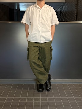 カーゴパンツ（グリーン系）を使った「白シャツ」の人気ファッション