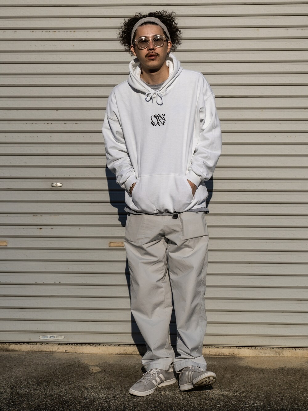 ホワイト系のトップス、ホワイト系のパンツ、グレー系のスニーカーを着用したメンズの冬コーディネートの1枚目の写真