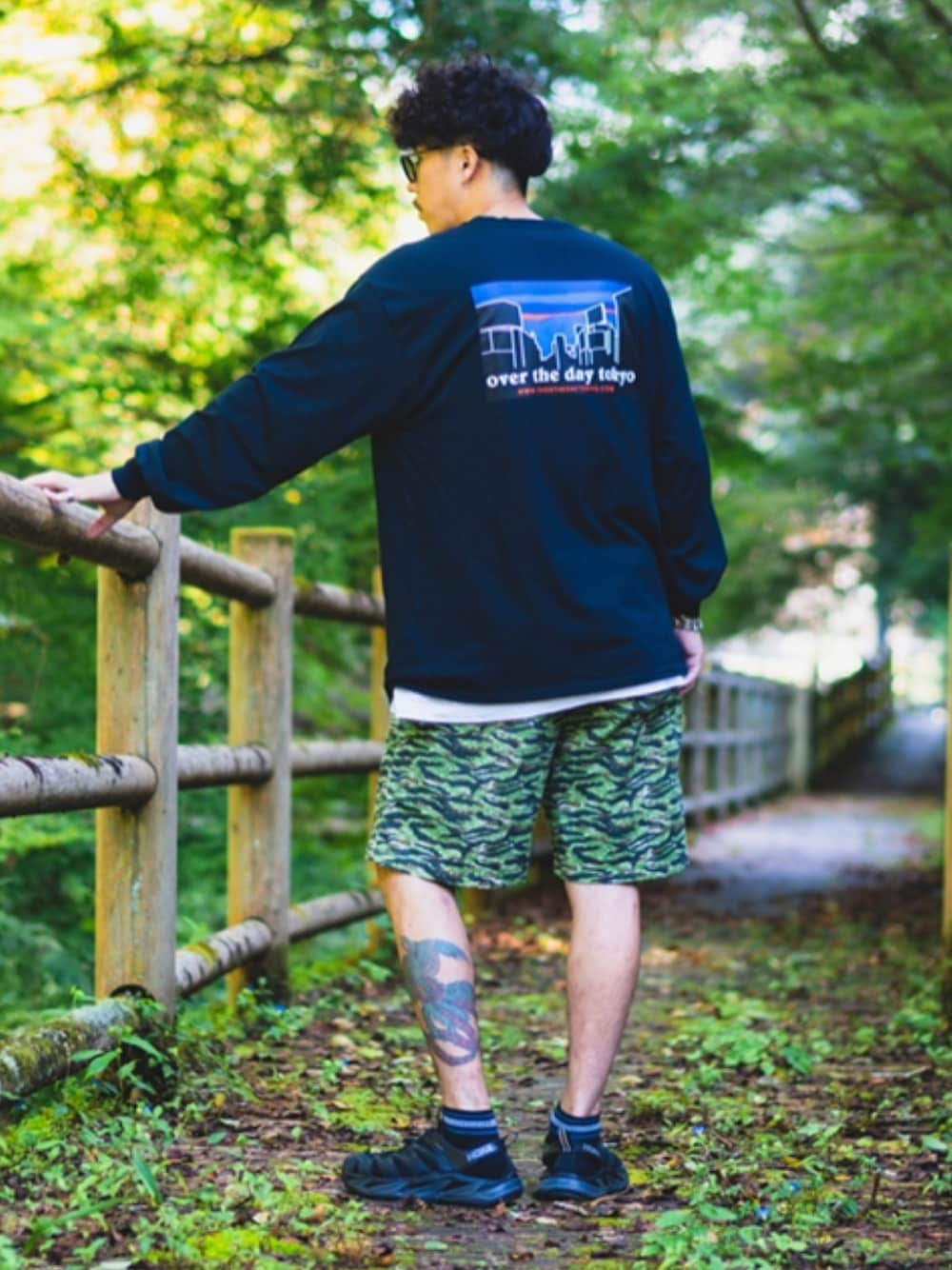 ブラック系のトップス、その他のパンツ、ブラック系のサンダルを着用したメンズの秋コーディネートの1枚目の写真