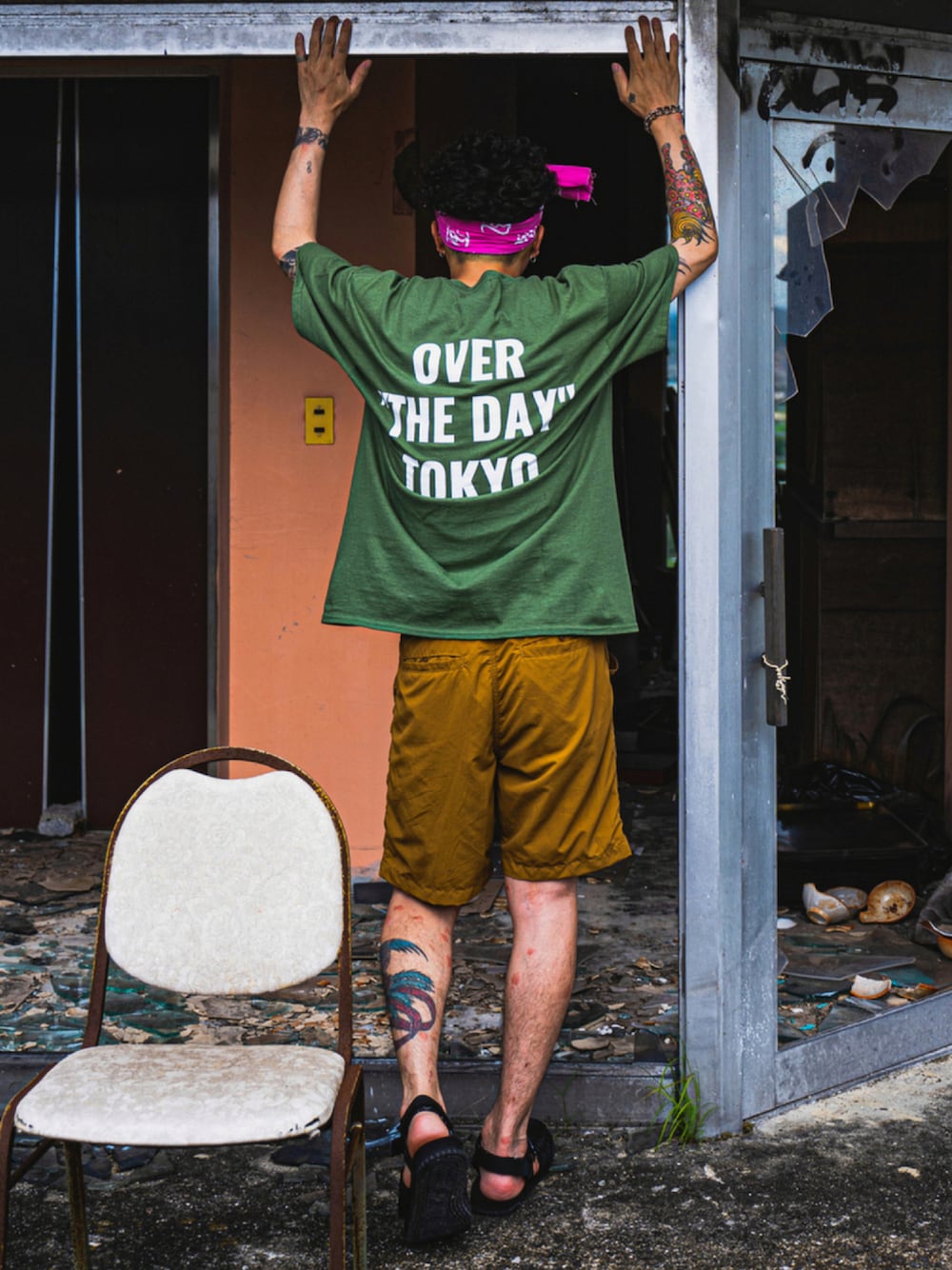 その他のトップス、ブラウン系のその他パンツ、ブラック系のサンダルを着用したメンズの夏コーディネートの1枚目の写真