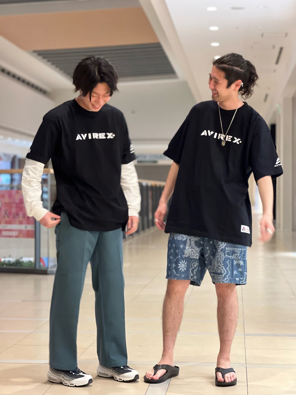 グリーン系のその他パンツ、ブルー系のその他パンツ、ブラック系のTシャツ/カットソーを着用したメンズの春コーディネートの1枚目の写真