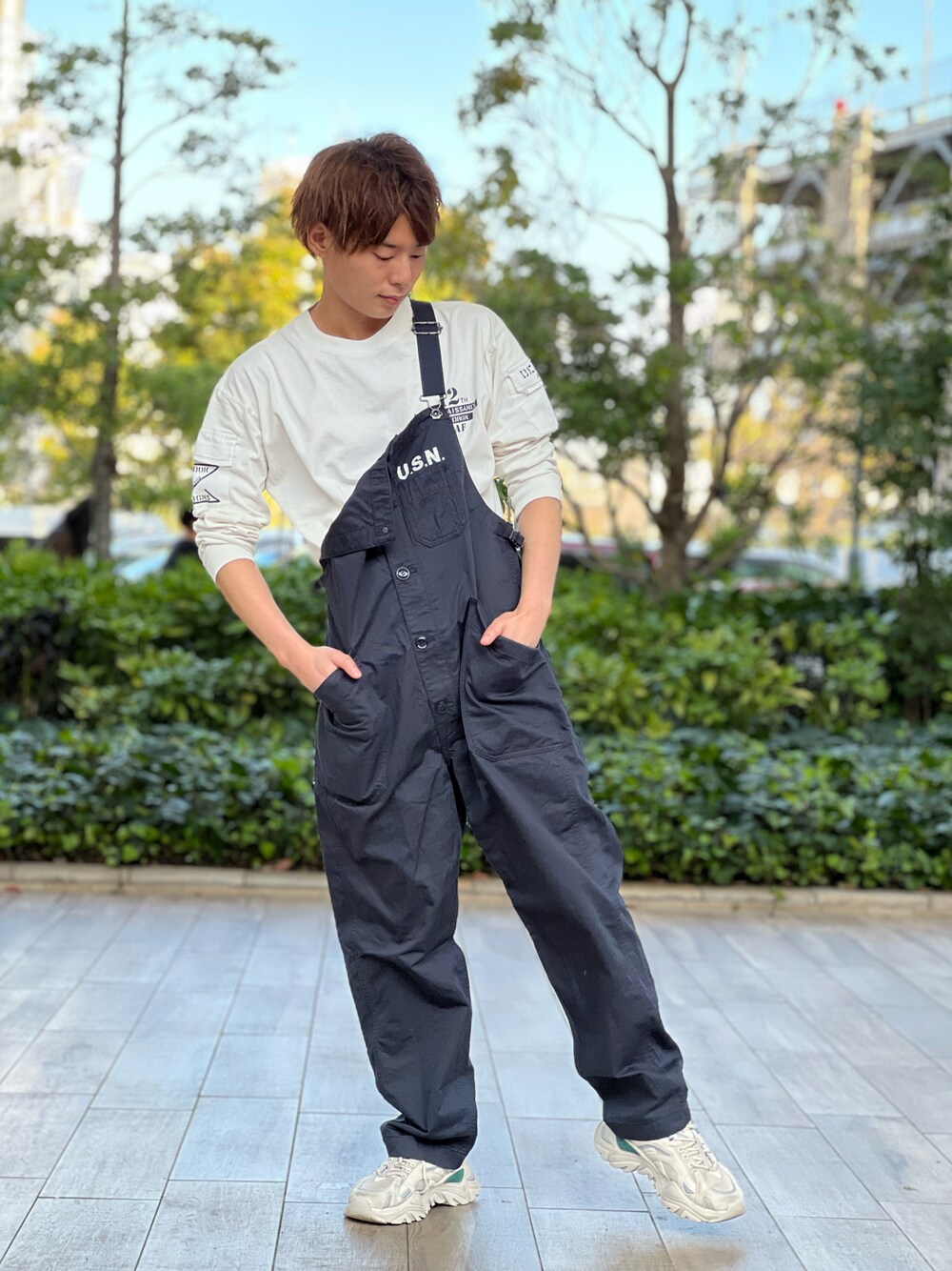 「ミリタリー、オーバーオール、秋のコーデ、AVIREX、ラフ、大人コーデ、ootd、オトナカジュアル、ファッションの力を信じよう、秋トレンド2021」｜「AVIREXのフェイドウォッシュ ファティーグ 長袖 Tシャツ / LS FADE WASH FATIGUE T-SHIRT / アヴィレックス / AVIREX（Tシャツ/カットソー、ホワイト系）」を使った、大山凌さん（メンズ・174cm）の秋コーディネートの1枚目の写真