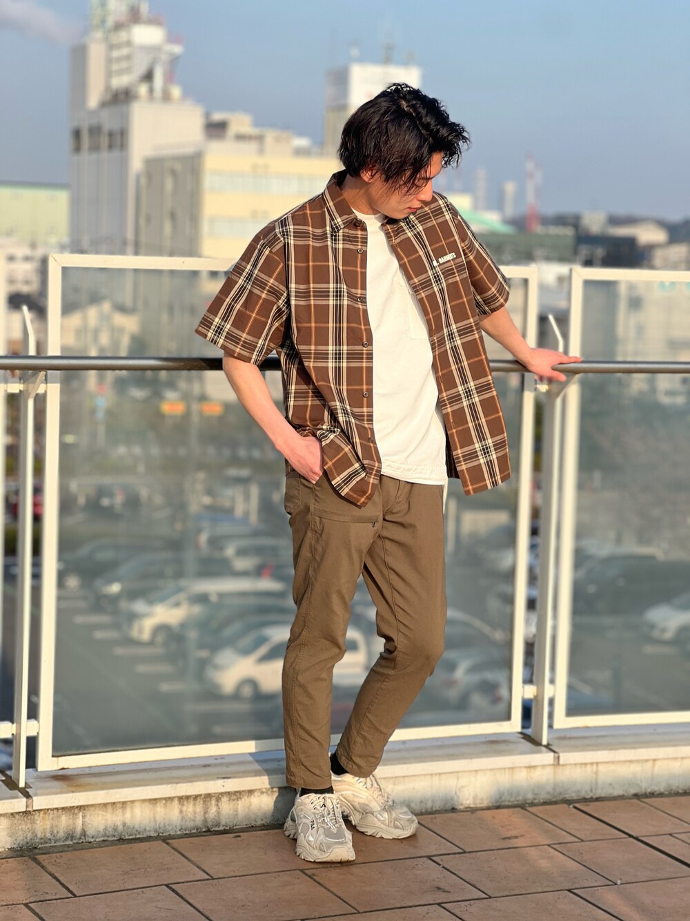 ホワイト系のTシャツ/カットソー、グリーン系のその他パンツ、ブラウン系のシャツ/ブラウスを着用したメンズの春コーディネートの1枚目の写真
