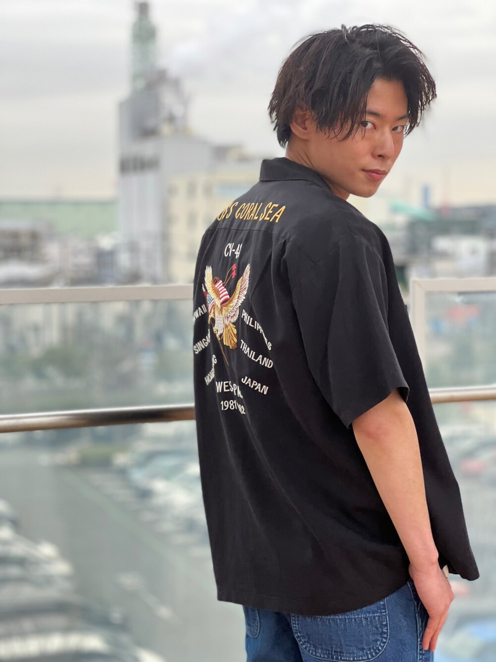 ブラック系のシャツ/ブラウス、ブルー系のデニムパンツを着用したメンズの春コーディネートの1枚目の写真