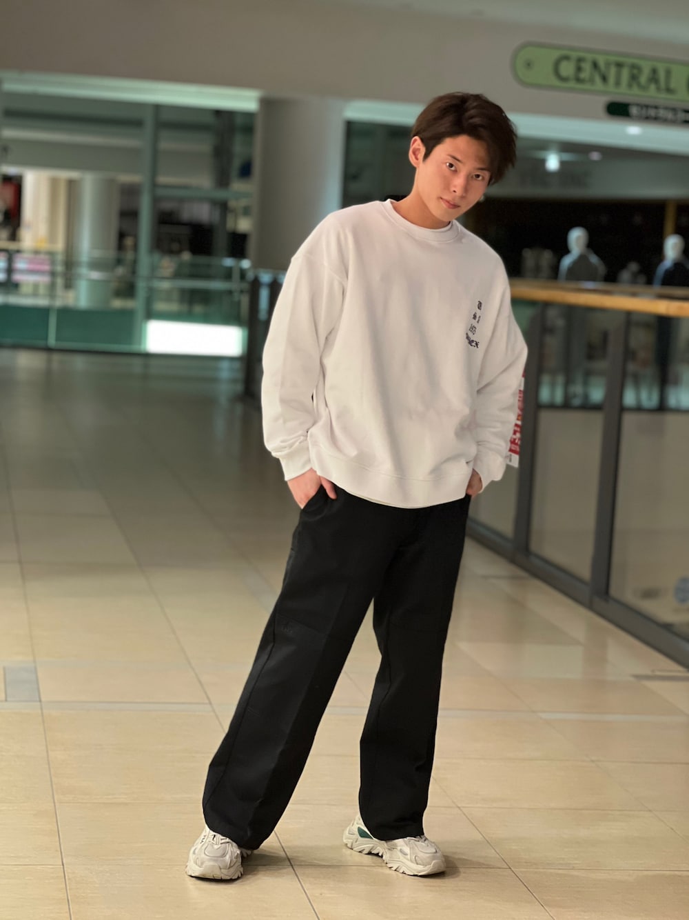 ブラック系のその他パンツ、ホワイト系のスウェットを着用したメンズの冬コーディネートの1枚目の写真