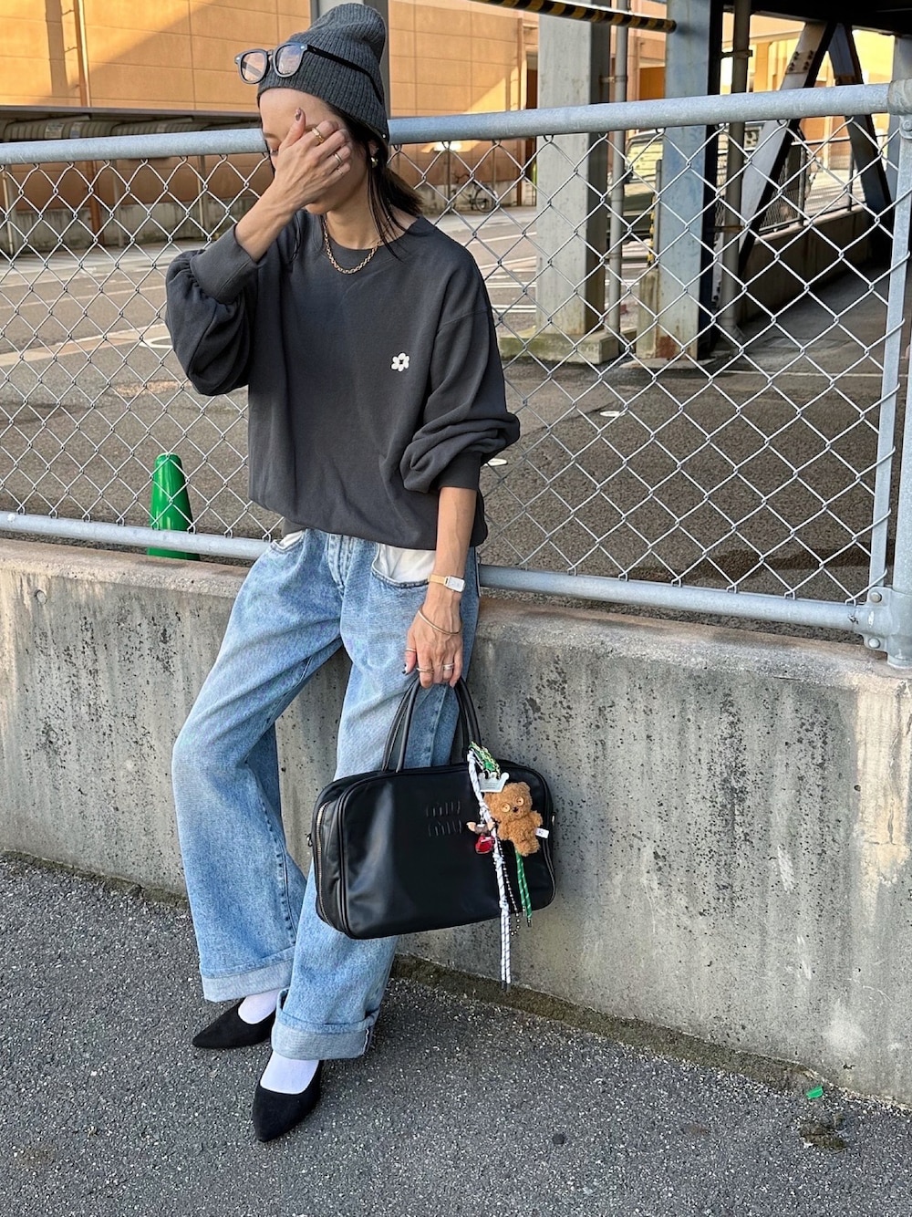 「Ungrid、スウェットコーデ、デニムコーデ、パンプス×靴下、ビーニー、詳細はInstagram」｜「Ungridのリブ編みニット帽（ニットキャップ/ビーニー、グレー系）」を使った、amoriaさん（レディース・152cm）の秋コーディネートの1枚目の写真