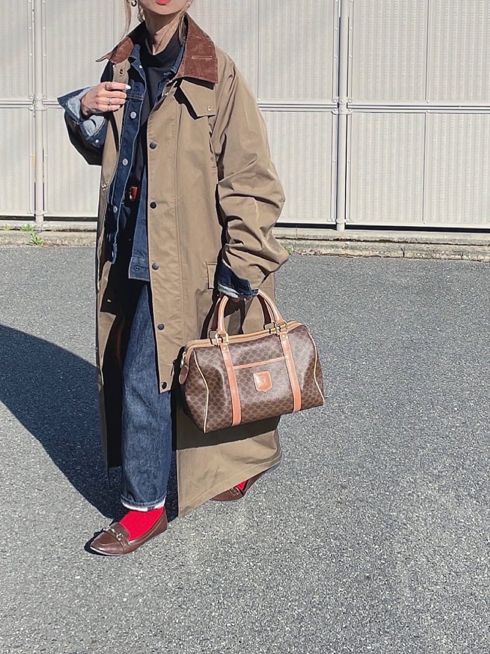 「詳細はInstagram、デニムオンデニム、ワンウォッシュデニム、デニムコーデ、ステンカラーコート、重ね着、レイヤードスタイル、vintage、CELINE、赤い靴下、ローファー、UNIQLOコーデ、おしゃれさんと繋がりたい」｜「UNIQLOのスラウチテーパードアンクルジーンズ（丈長め70cm）（デニムパンツ、ブルー系）」を使った、amoriaさん（レディース・152cm）の冬コーディネートの1枚目の写真