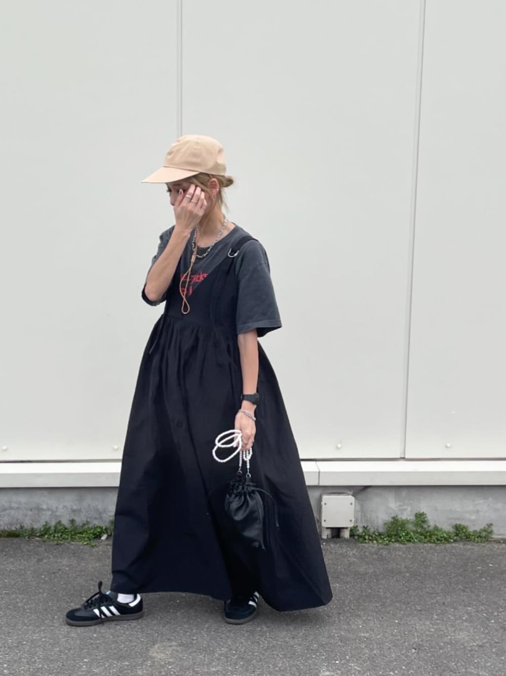 「ジャンスカ、ワンピース、黒ワンピ、ロックT、ワントーンコーデ、春のおしゃ見えテクニック、詳細はInstagram」｜「Ungridのジャンスカキャミワンピース（ワンピース、ブラック系）」を使った、amoriaさん（レディース・152cm）の春コーディネートの1枚目の写真