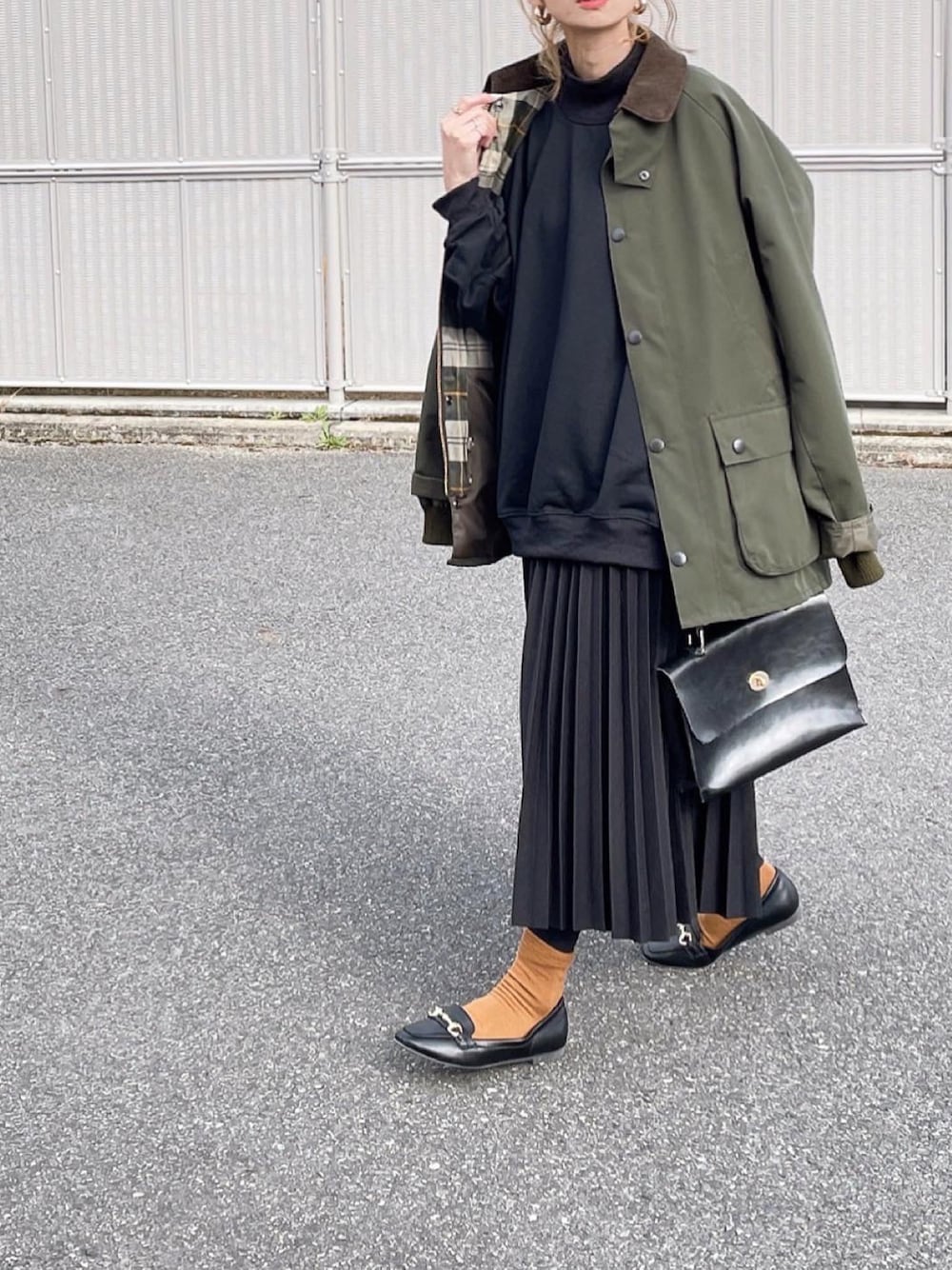 「barbour、プリーツスカート、スカートコーデ、モックネック、黒小物、黒コーデ、カラーソックス、ラフ、ローファー、詳細はInstagram」｜「BarbourのBarbour × BEAMS F / 別注 BEDALE-F 2レイヤー ジャケット（ブルゾン、グリーン系）」を使った、amoriaさん（レディース・152cm）の冬コーディネートの1枚目の写真