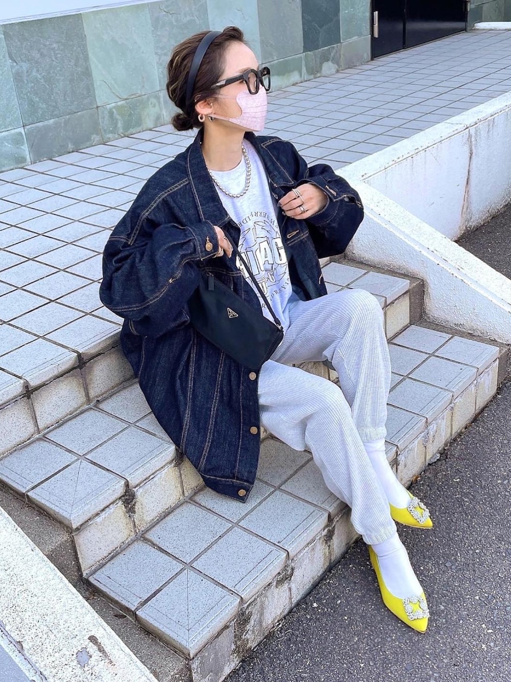 「詳細はInstagram、オーバーサイズ、デニムジャケット、Gジャン、ジョガーパンツ、スウェットパンツ、スウェットコーデ、カラーパンプス、カラー×コーデ、パンプス×靴下、春色」｜「Ungridのビッグシルエットデニムジャケット（デニムジャケット、ブルー系）」を使った、amoriaさん（レディース・152cm）の冬コーディネートの1枚目の写真