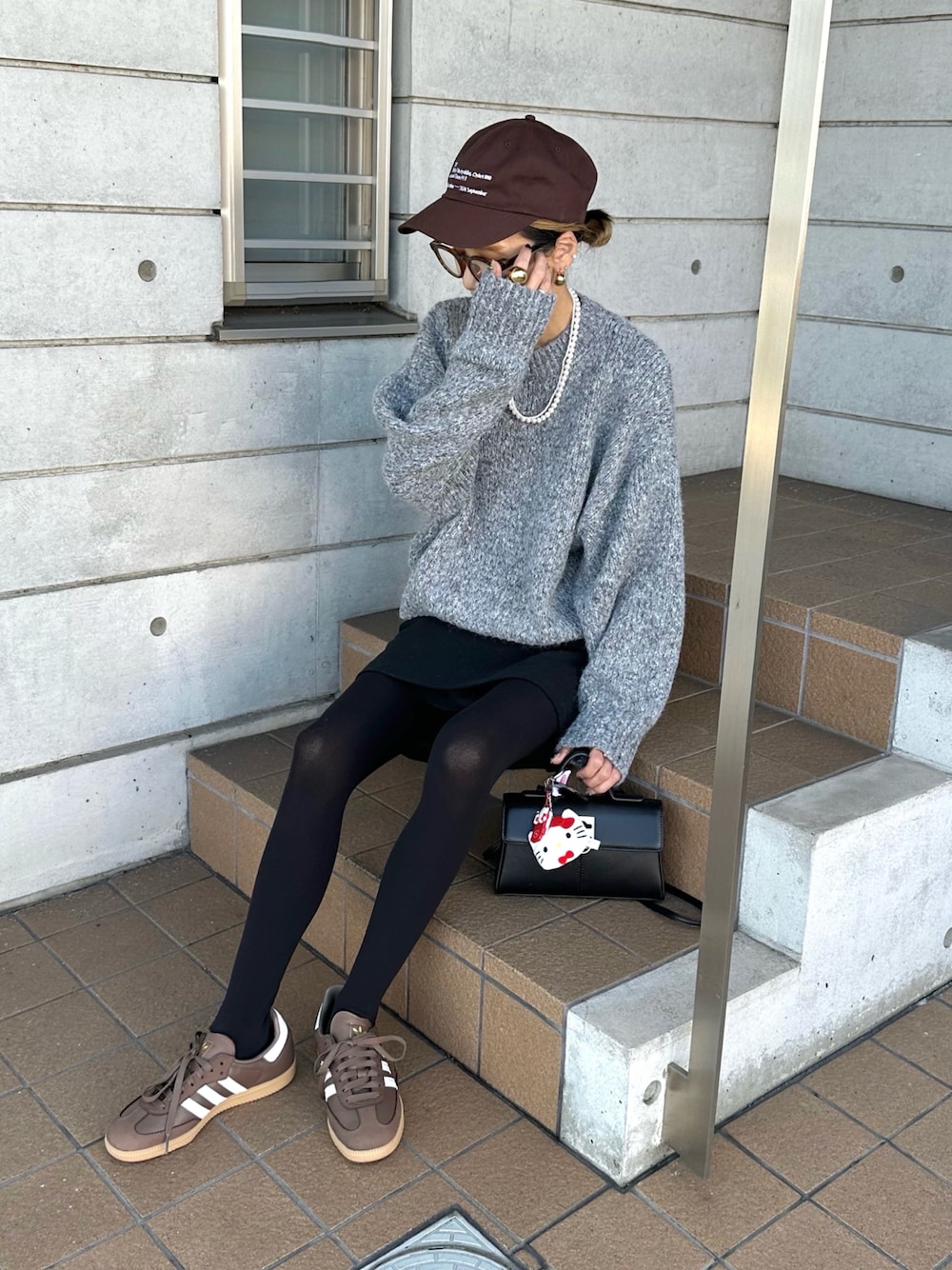 「モヘアニット、ミニスカート、モノトーンコーデ、タイツコーデ、タイツ×スニーカー、ニット、詳細はInstagram」｜「Ungridのカラーモヘア混ルーズニット（ニット/セーター、ホワイト系）」を使った、amoriaさん（レディース・152cm）の秋コーディネートの1枚目の写真