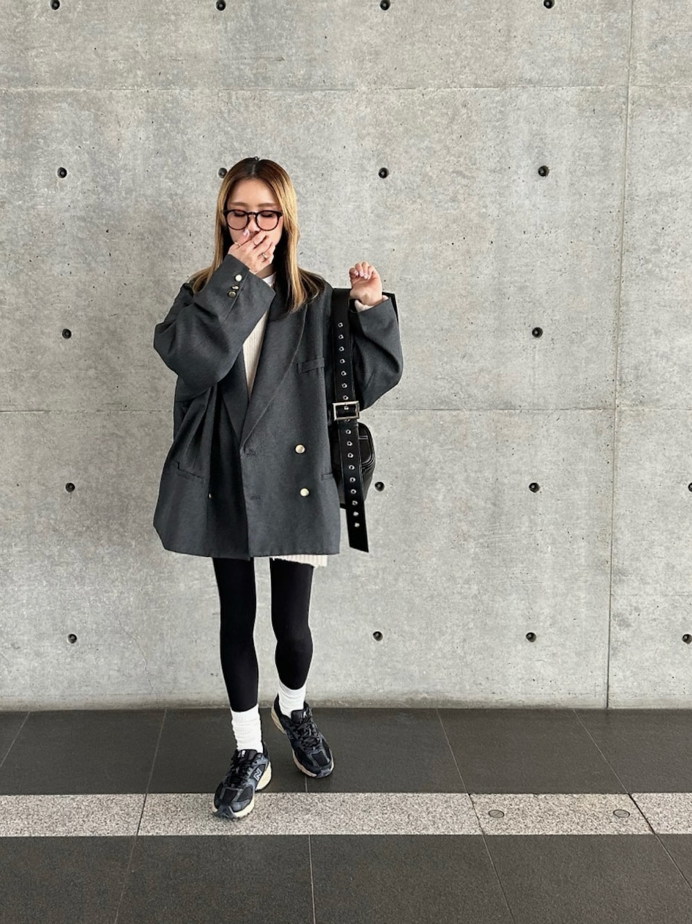 「ジャケット、タイツ×靴下、New Balance、詳細はInstagram」｜「classicalelfの気軽に羽織れる大人のブレザー。サイドスリットオーバーサイズ ダブルジャケット（テーラードジャケット、グレー系）」を使った、amoriaさん（レディース・152cm）の春コーディネートの1枚目の写真