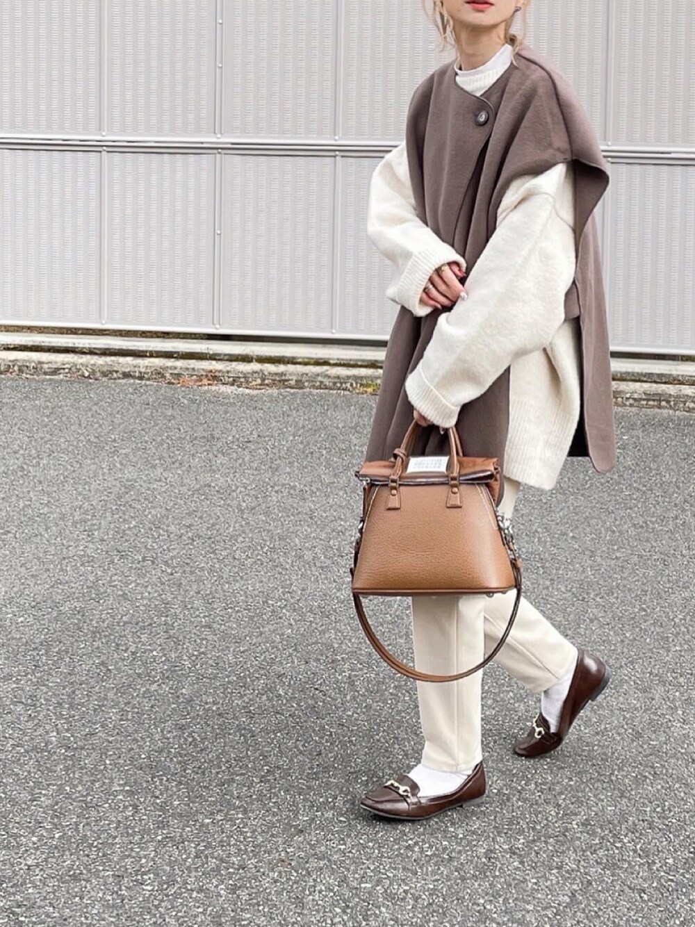 「ポンチョ、詳細はInstagram、白ニット、白パンツ、ワントーンコーデ、ローファー、お洒落さんとつながりたい、ベスト、Maison Margiela、大人カジュアル、ニットコーデ、低身長コーデ」｜「DONOBANのWフェイスポンチョ（ポンチョ、ブラウン系）」を使った、amoriaさん（レディース・152cm）の冬コーディネートの1枚目の写真